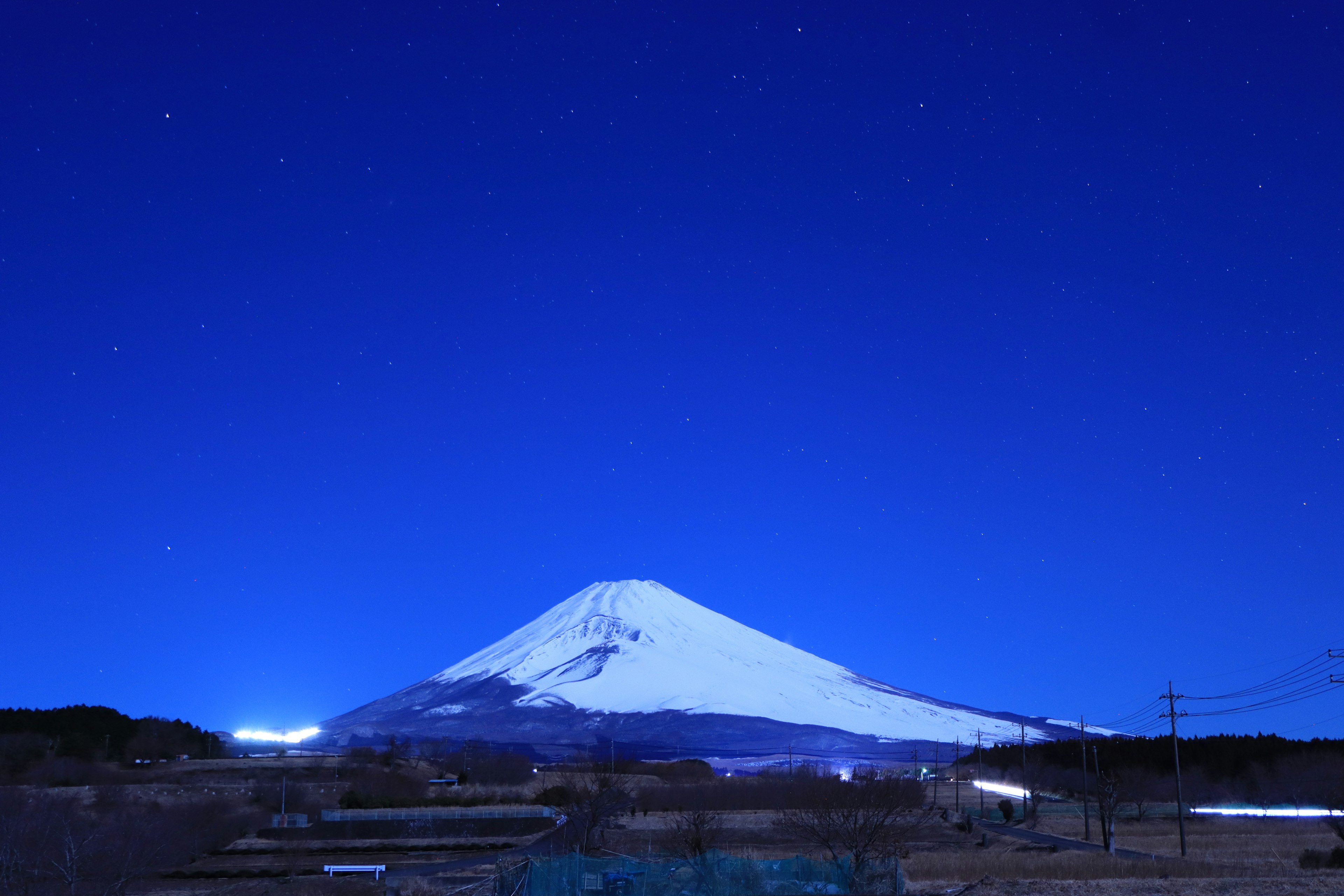 夜晚富士山与星空的美丽景色