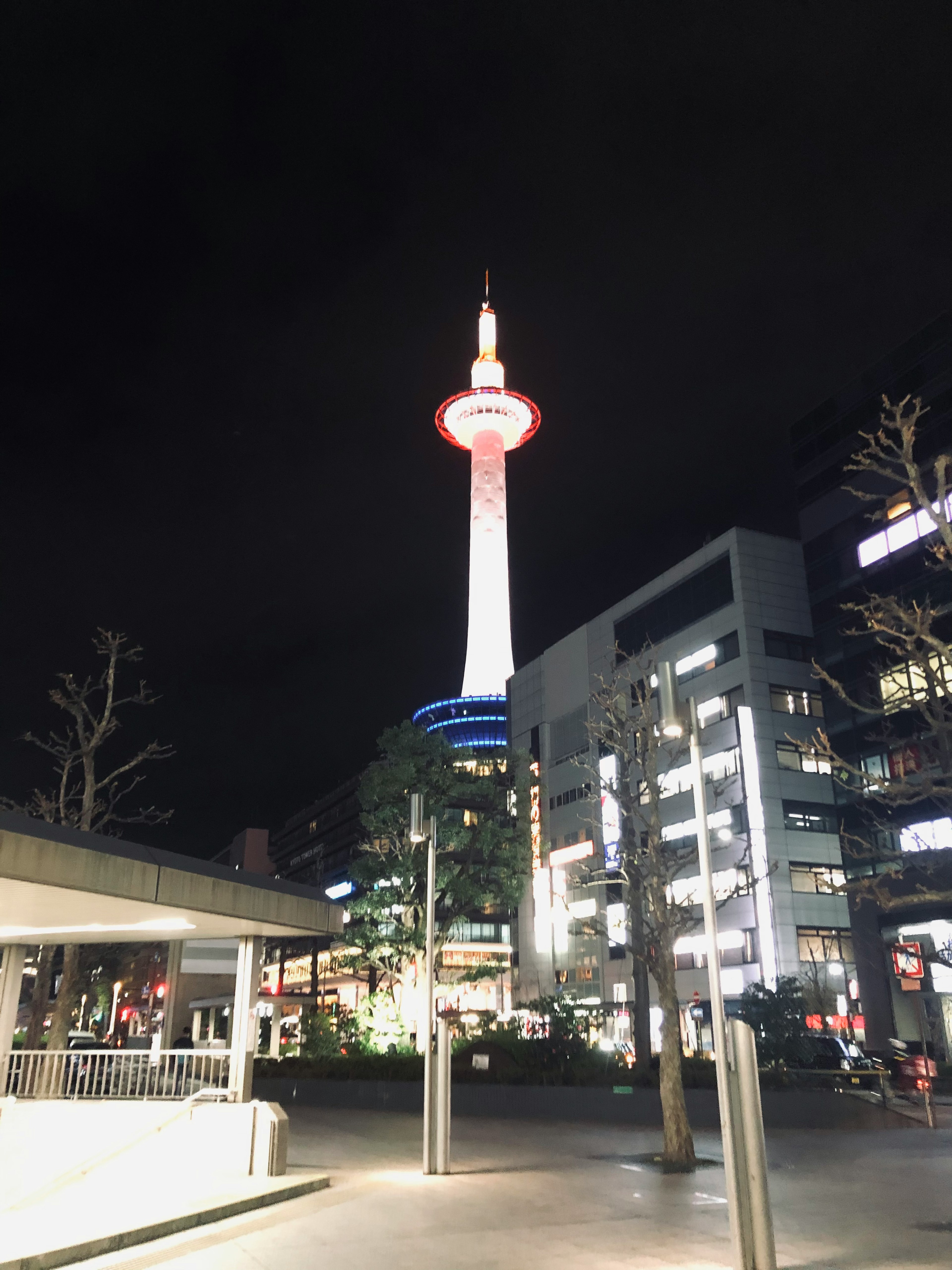 夜の京都タワーが輝く都市の風景