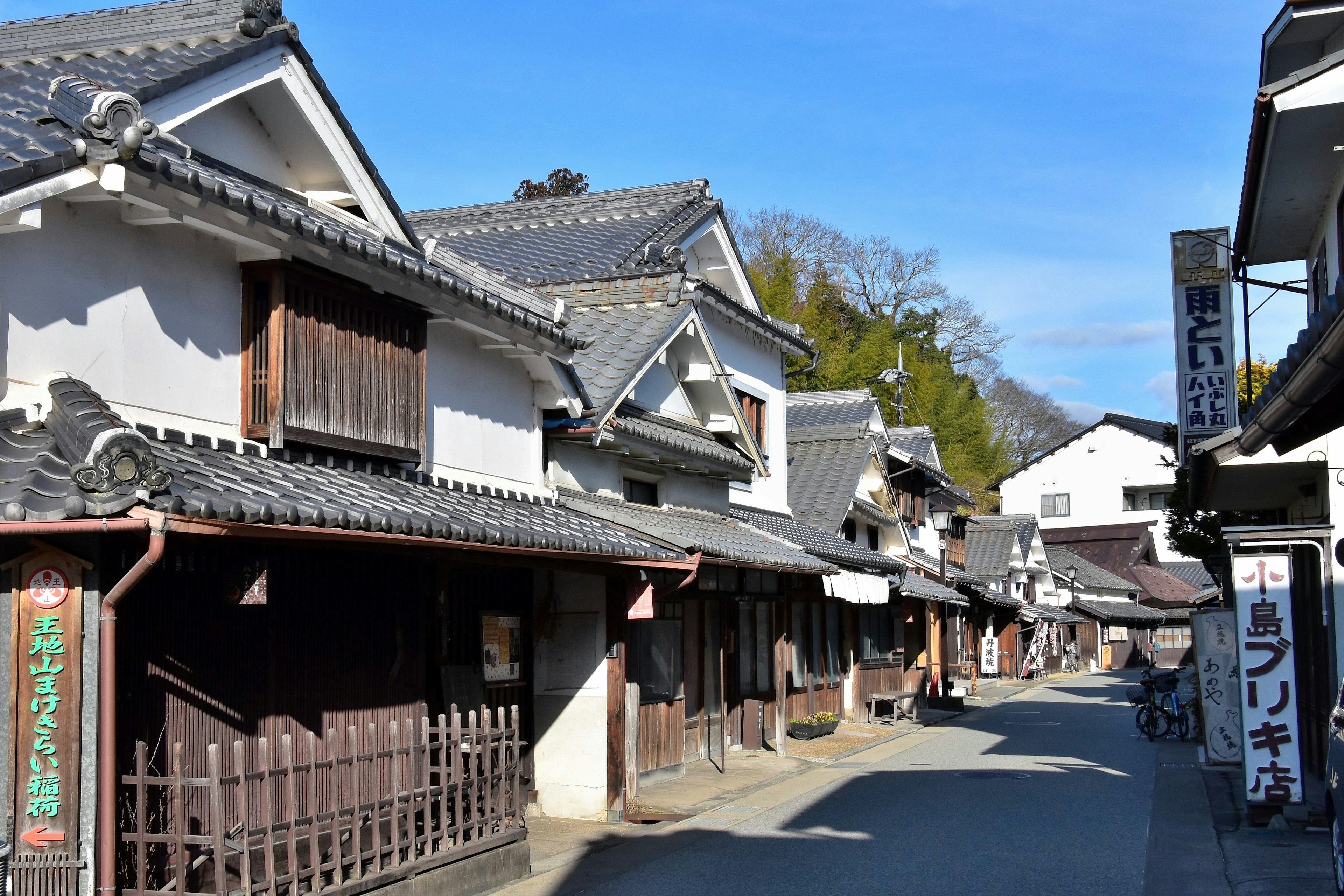 Traditionelle japanische Straße mit Holzbauten und klarem blauen Himmel