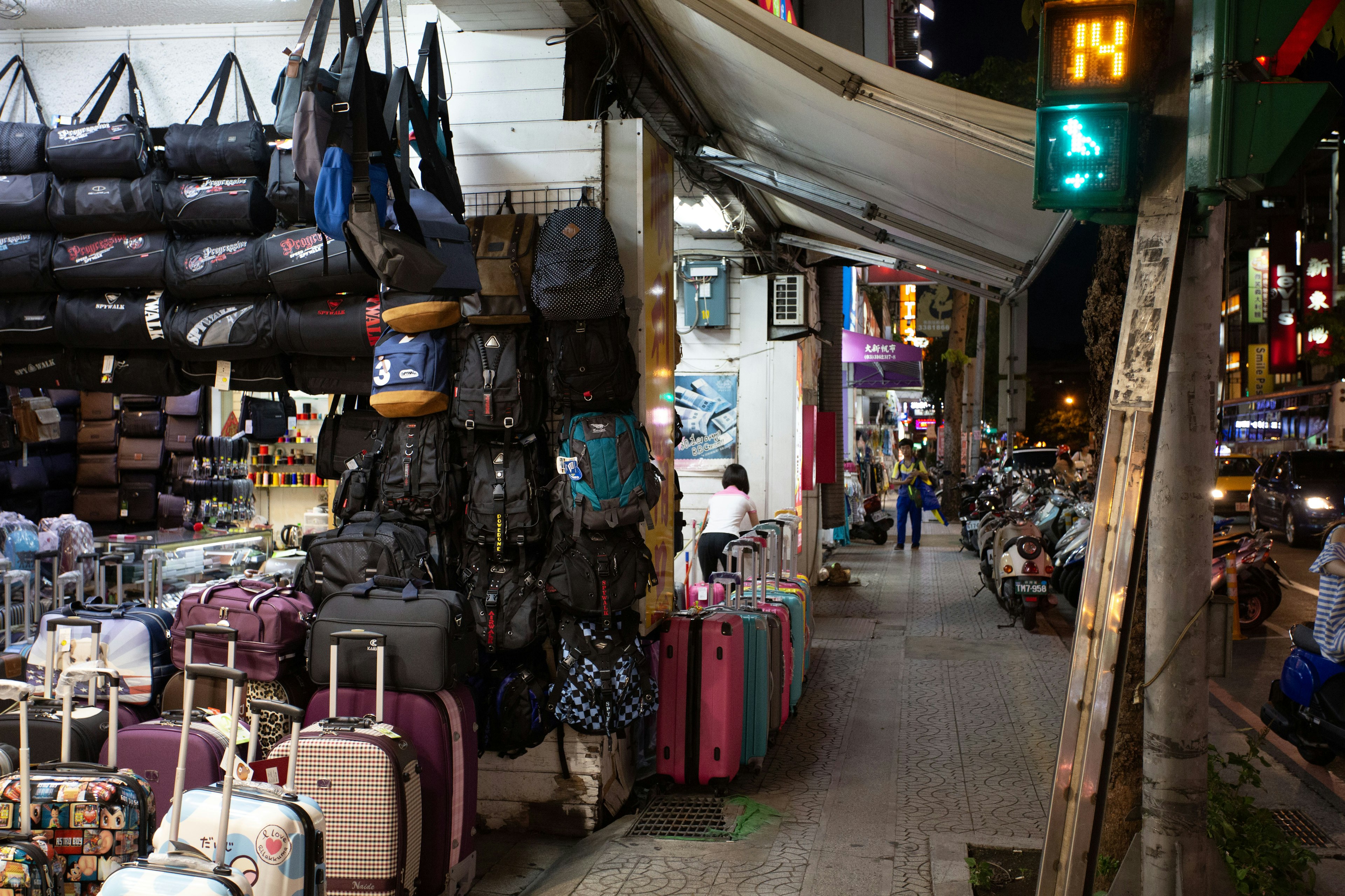 Eine Straßenszene mit verschiedenen Taschen und Koffern zum Verkauf