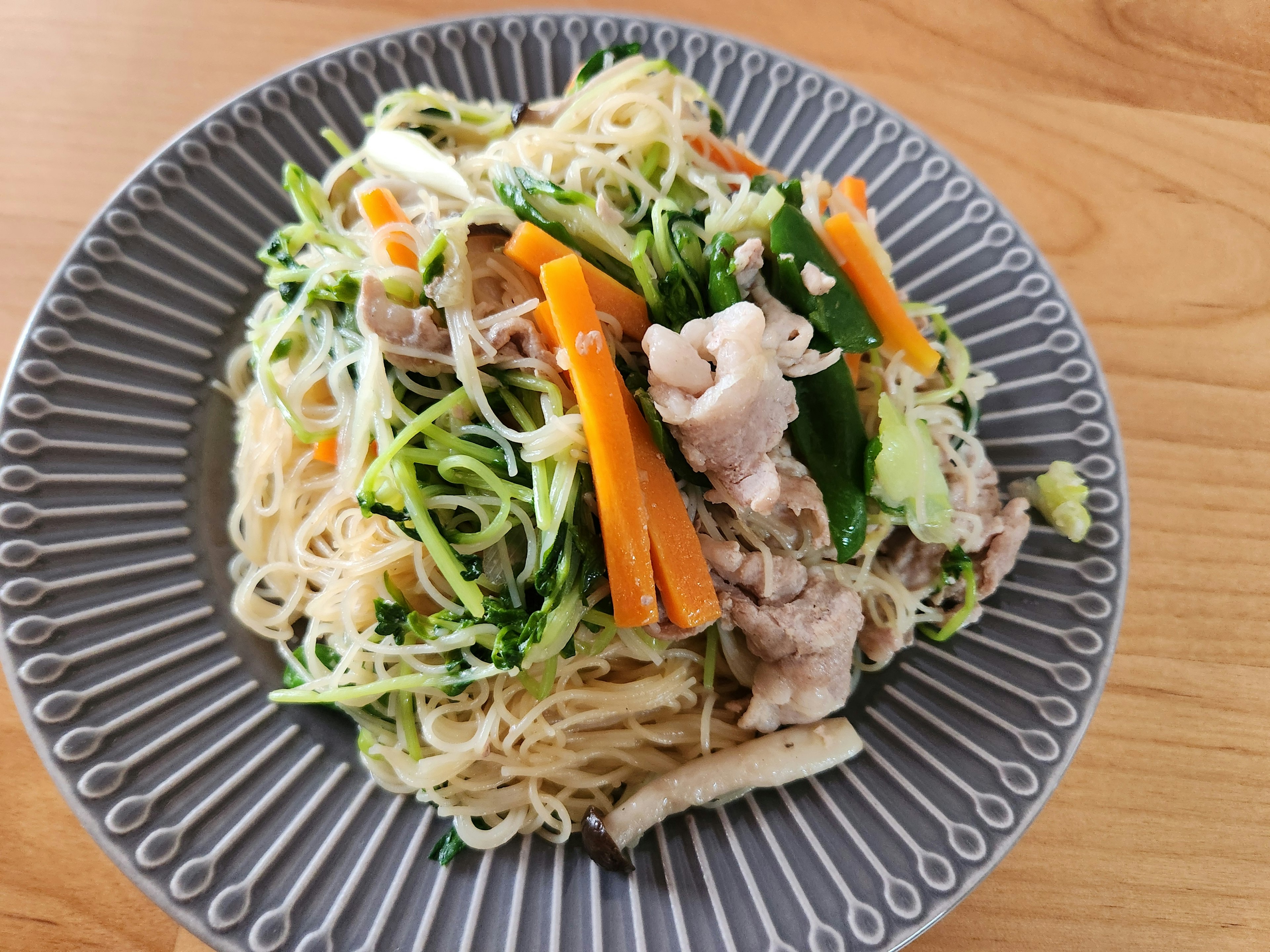 野菜と豚肉が入った焼きそばの皿