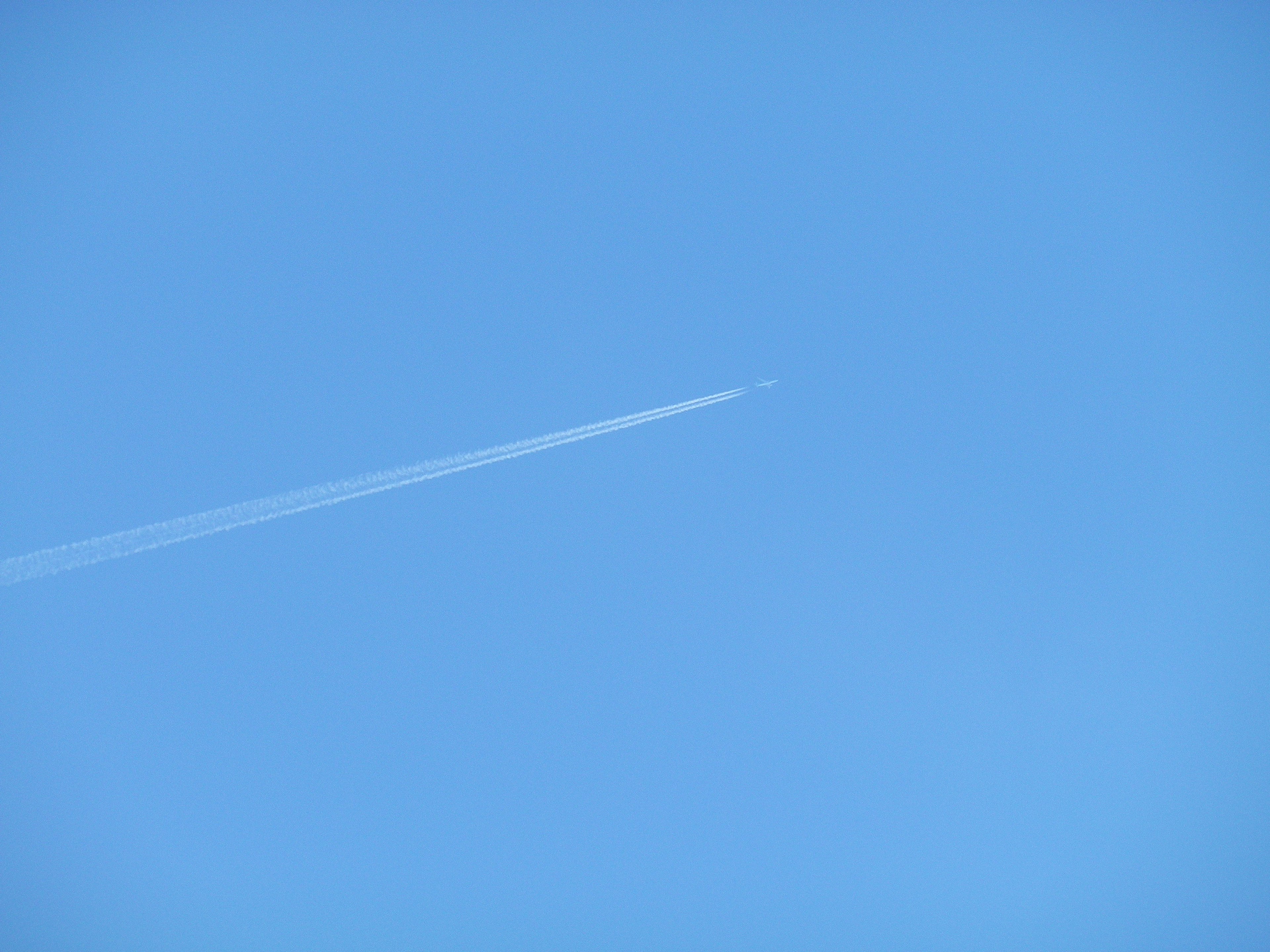 青空に飛行機雲が見える