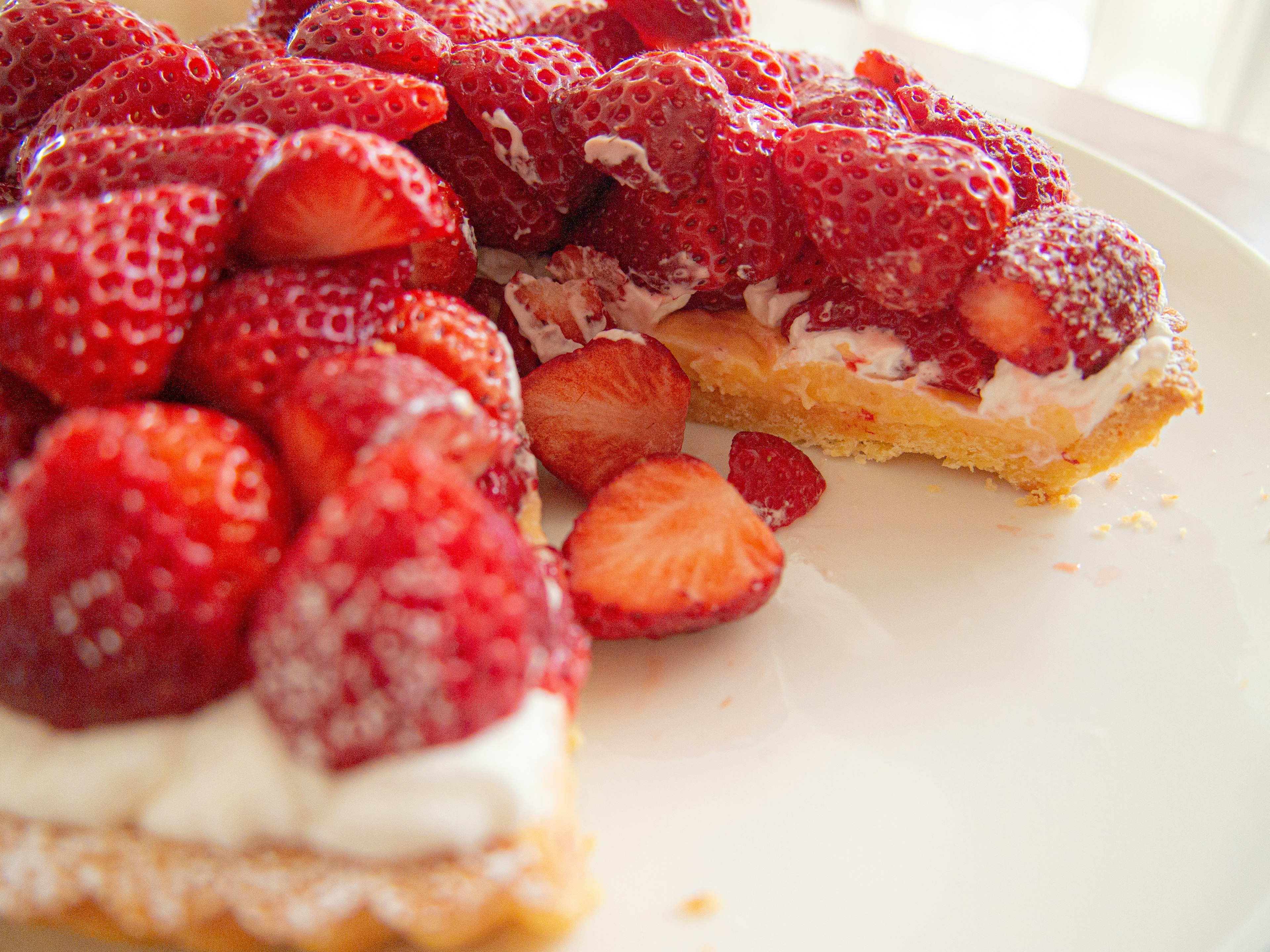 Plato de postre cubierto con fresas frescas y crema batida