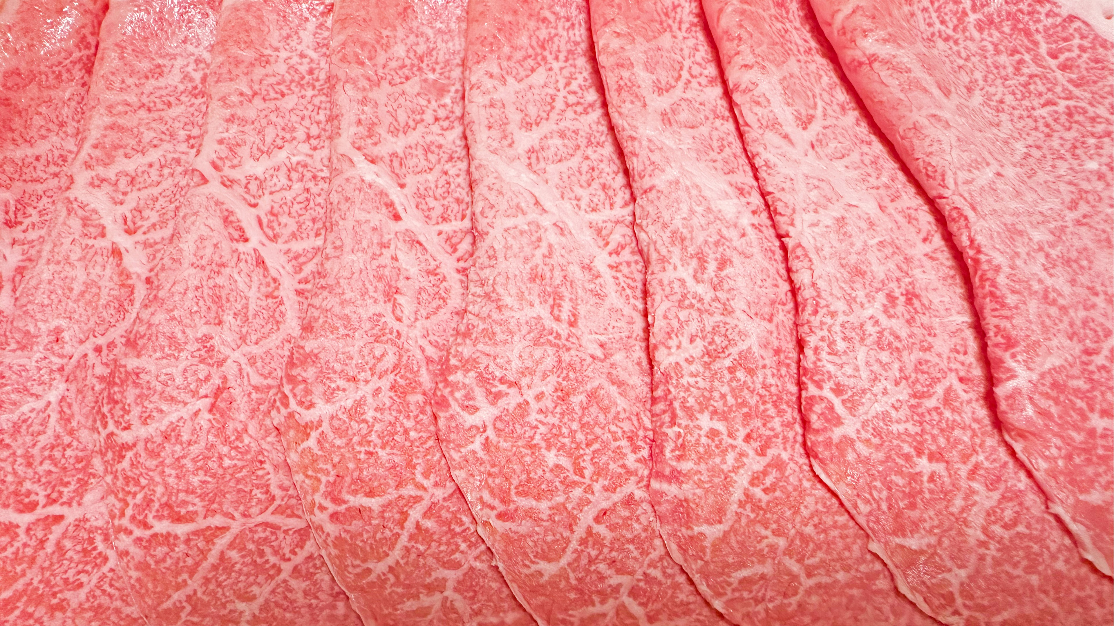 Primer plano de carne finamente cortada con texturas complejas