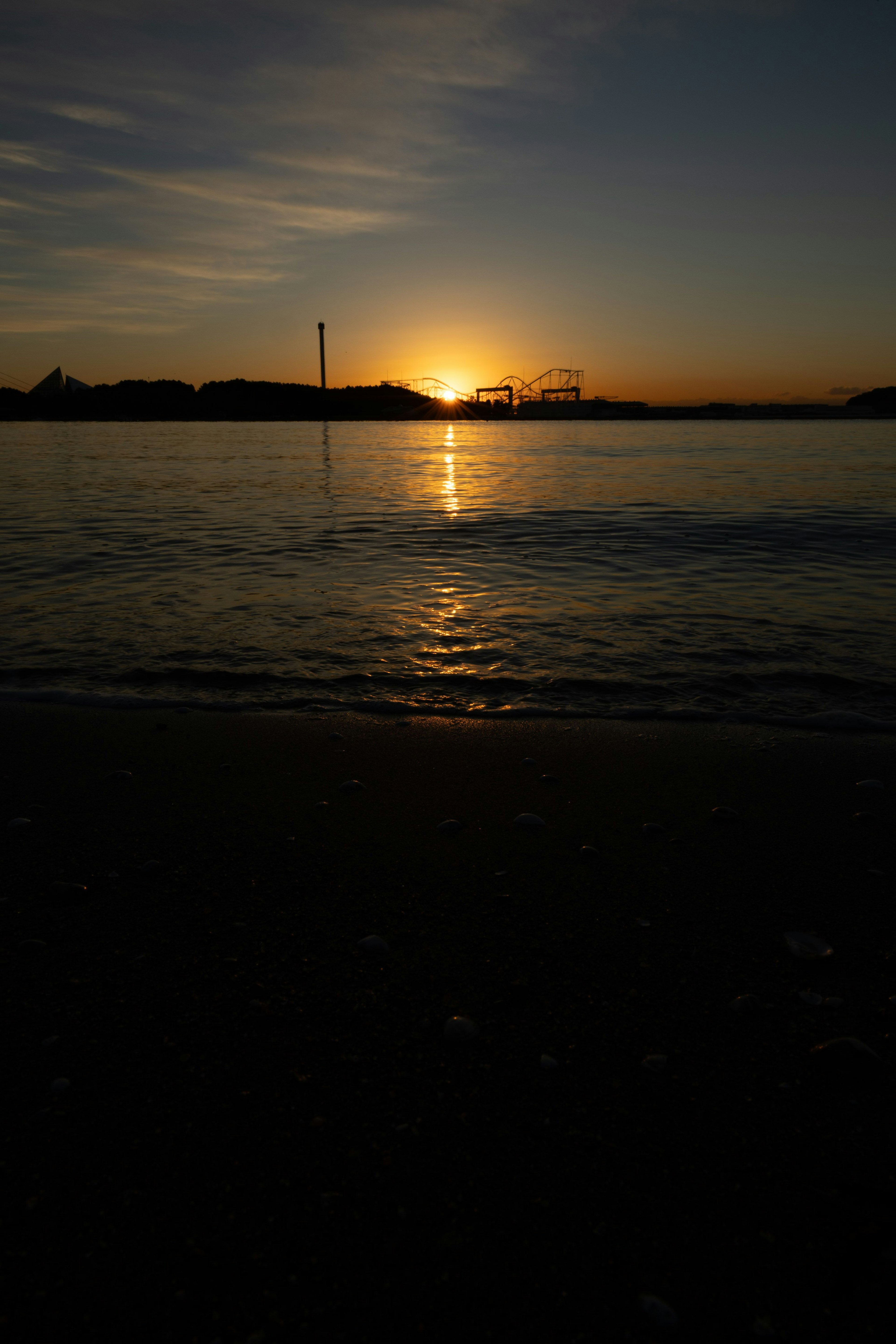 夕日が水面に映る静かな海の風景