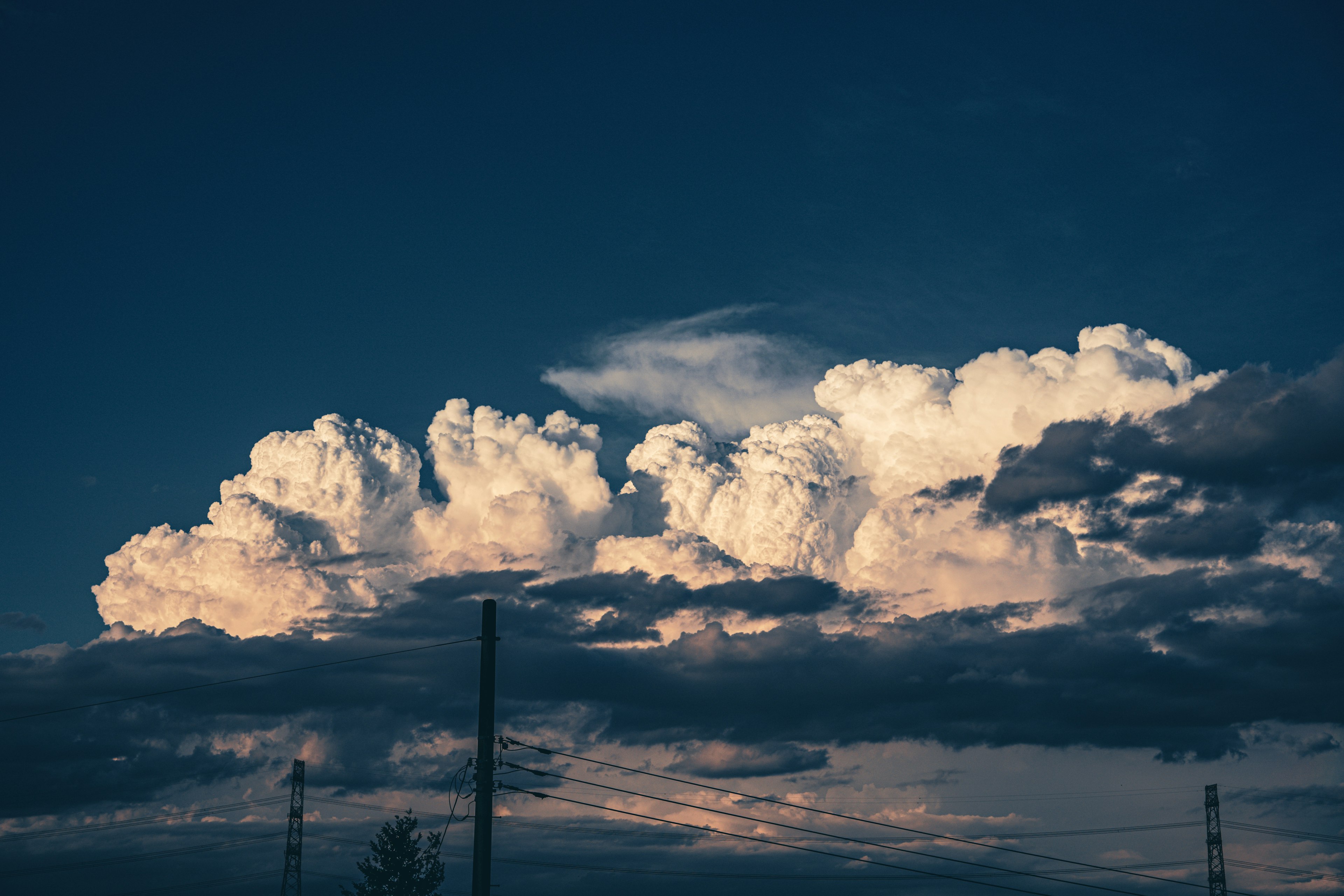 Nuvole bianche e grigie a contrasto contro un cielo blu