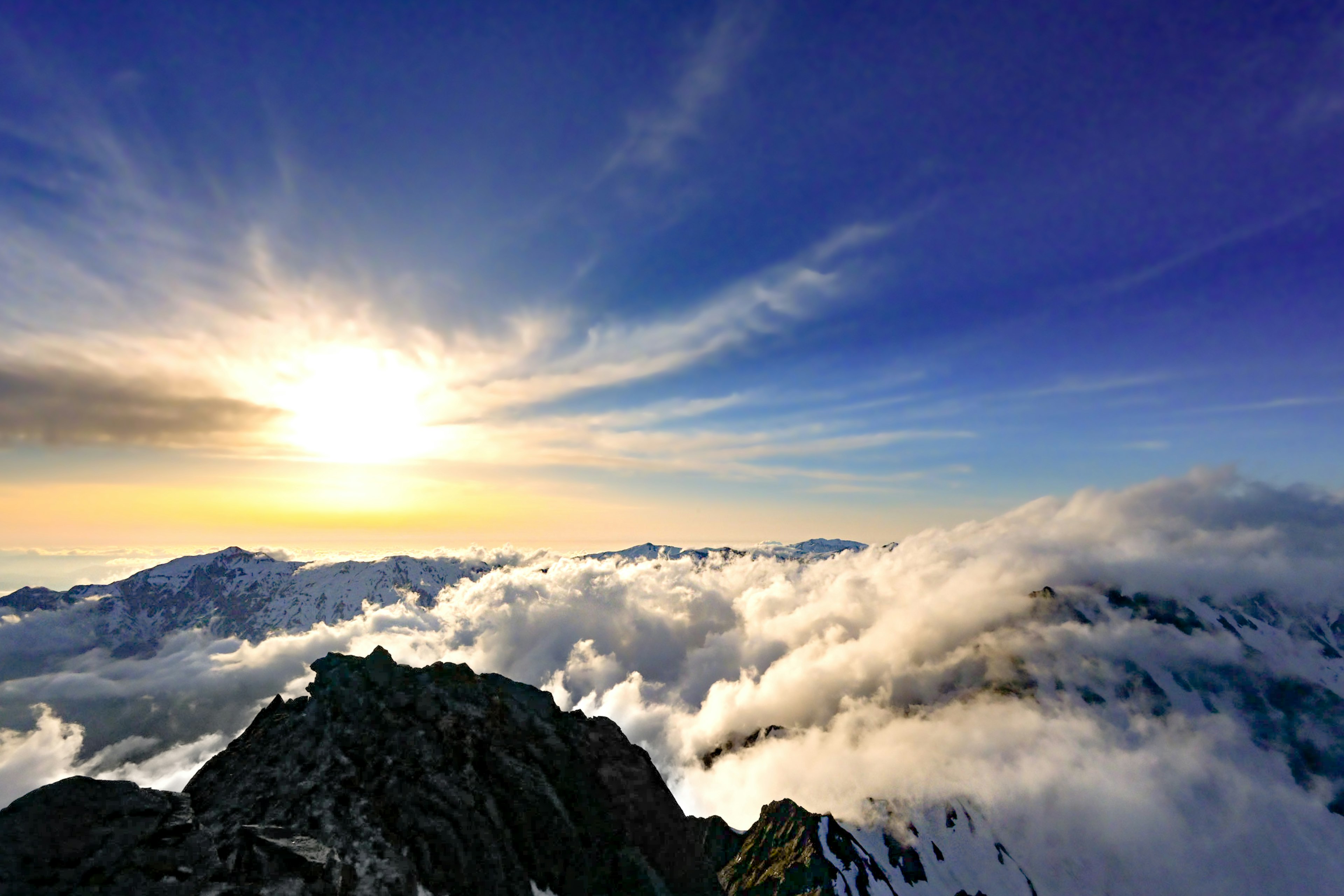 Vista mozzafiato dell'alba da una cima di montagna con un mare di nuvole