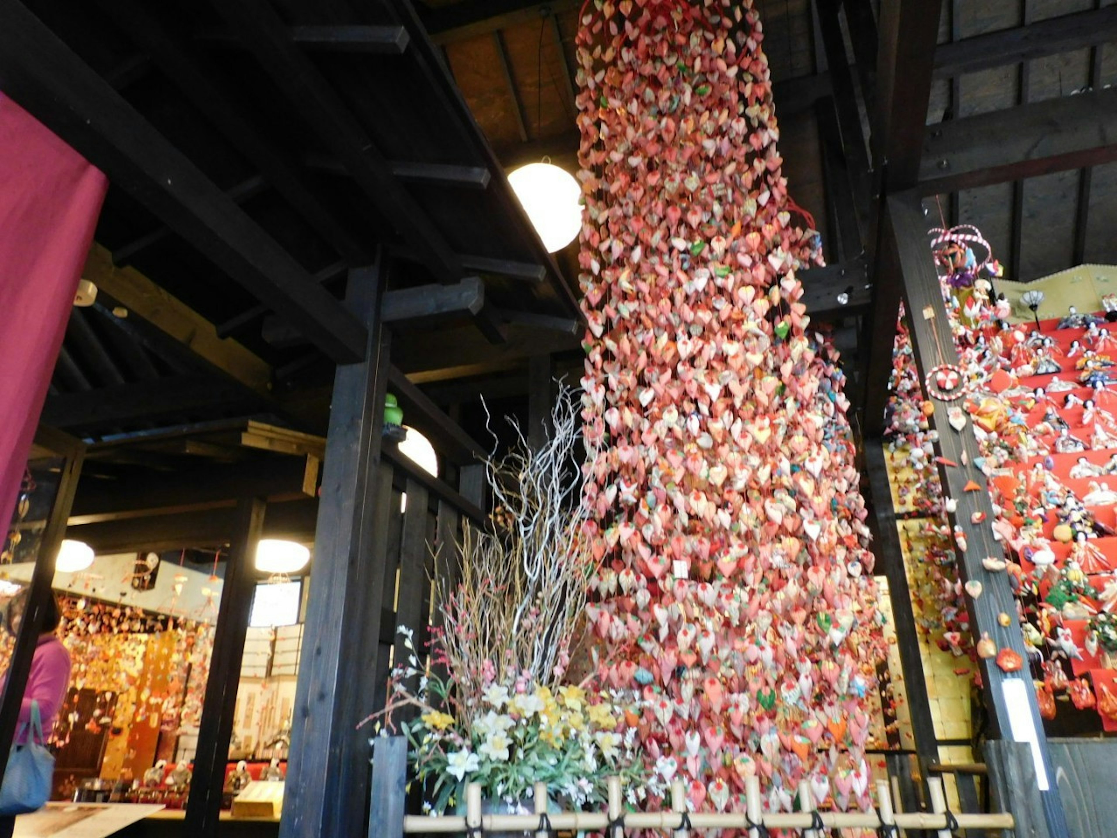 Interior japonés tradicional con decoraciones rojas colgantes