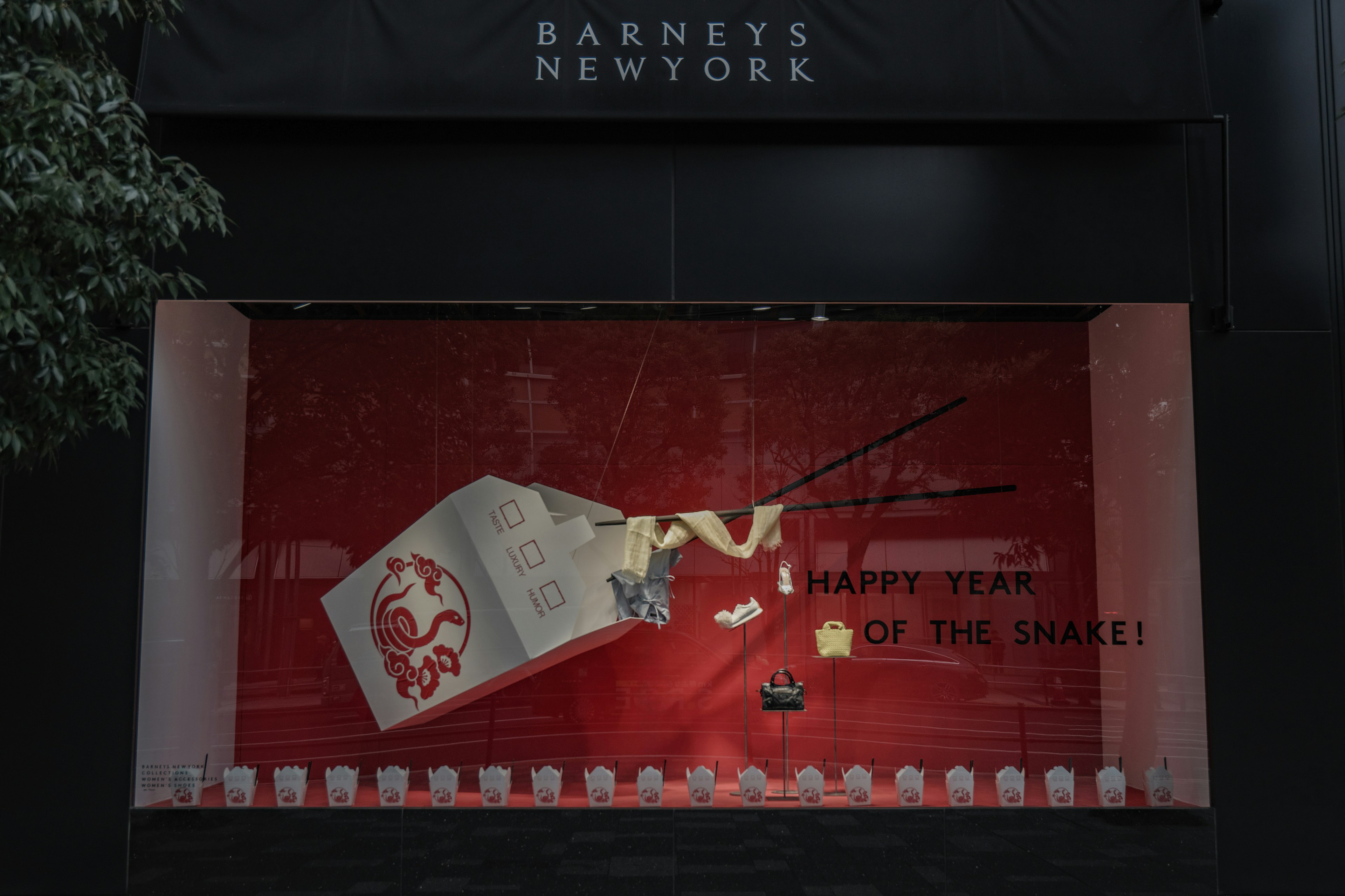 Vitrine de Barneys New York avec un fond rouge et des baguettes