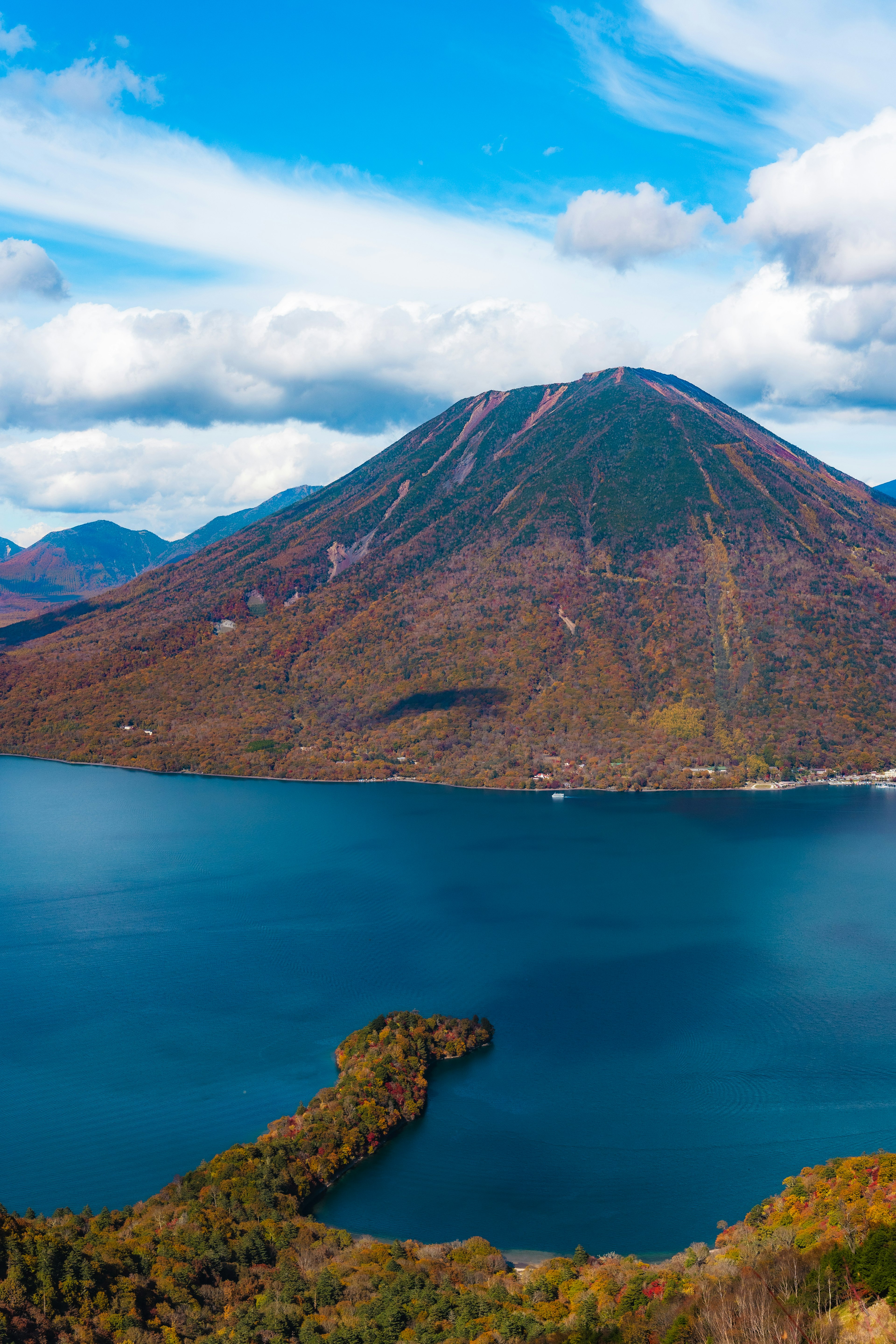 美しい湖とその周辺の山々の風景