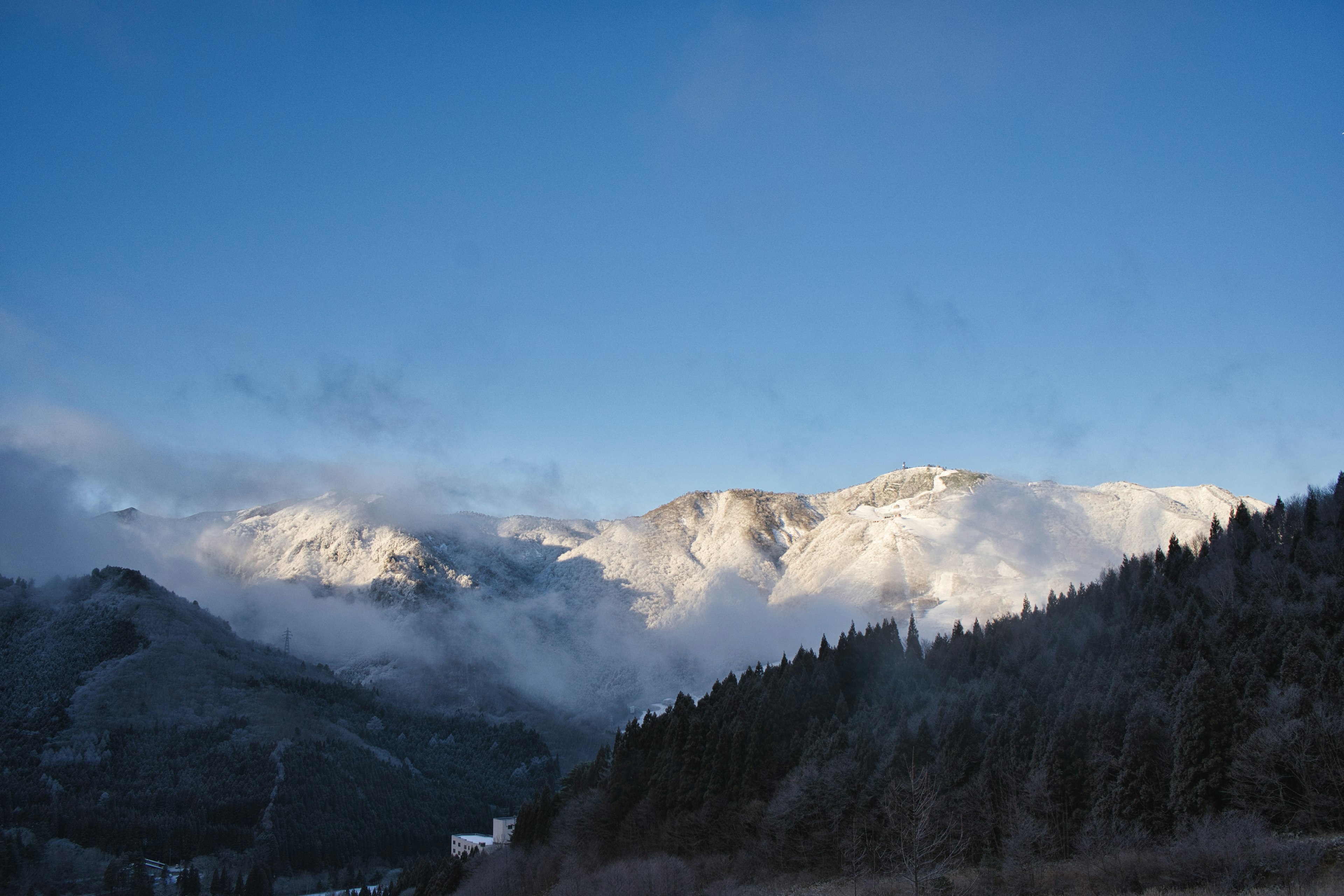 Montagnes enneigées sous un ciel bleu clair