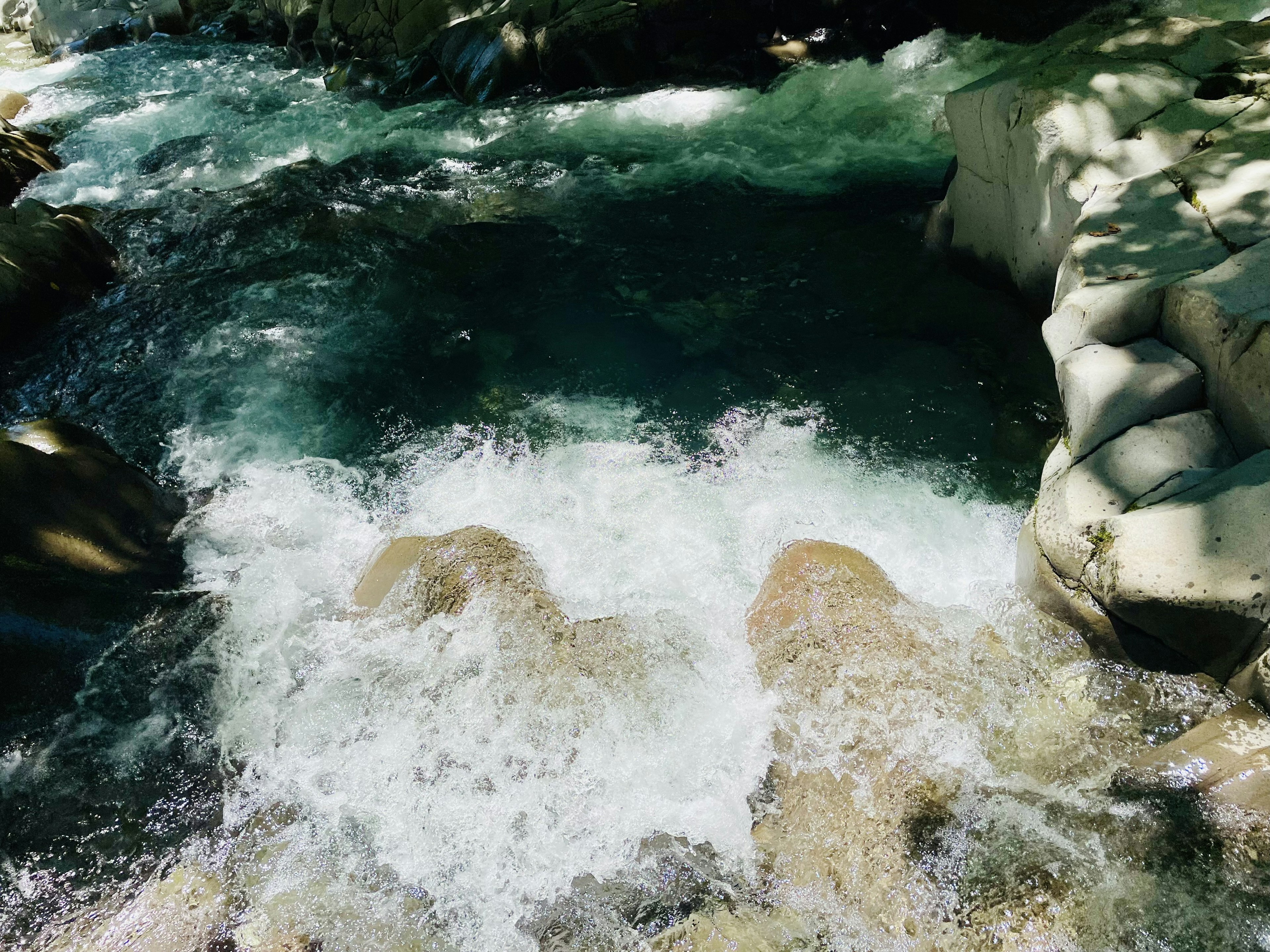 Eau vive sur des rochers dans un ruisseau paisible