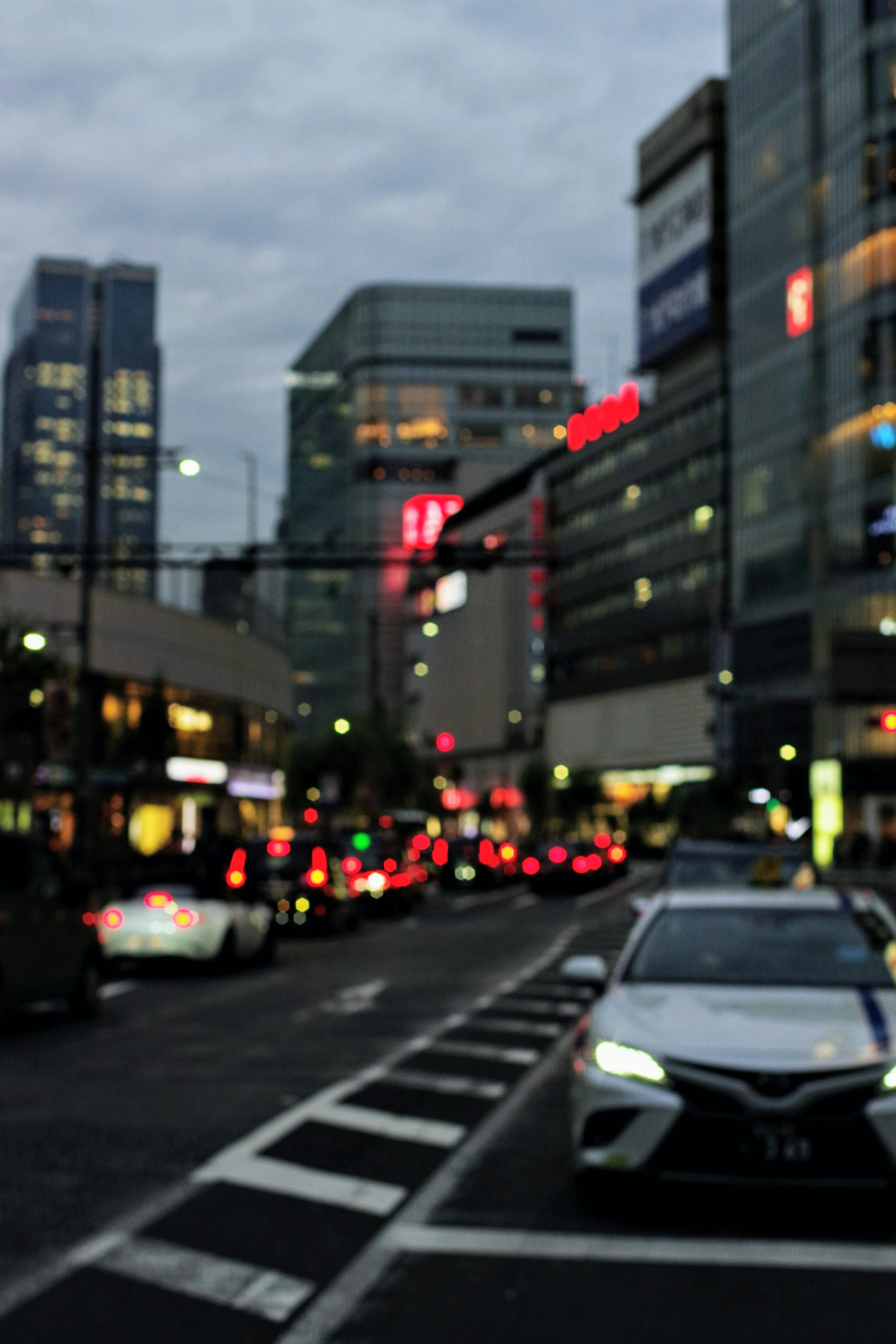 夕暮れの都市風景で車の列と高層ビルが見える