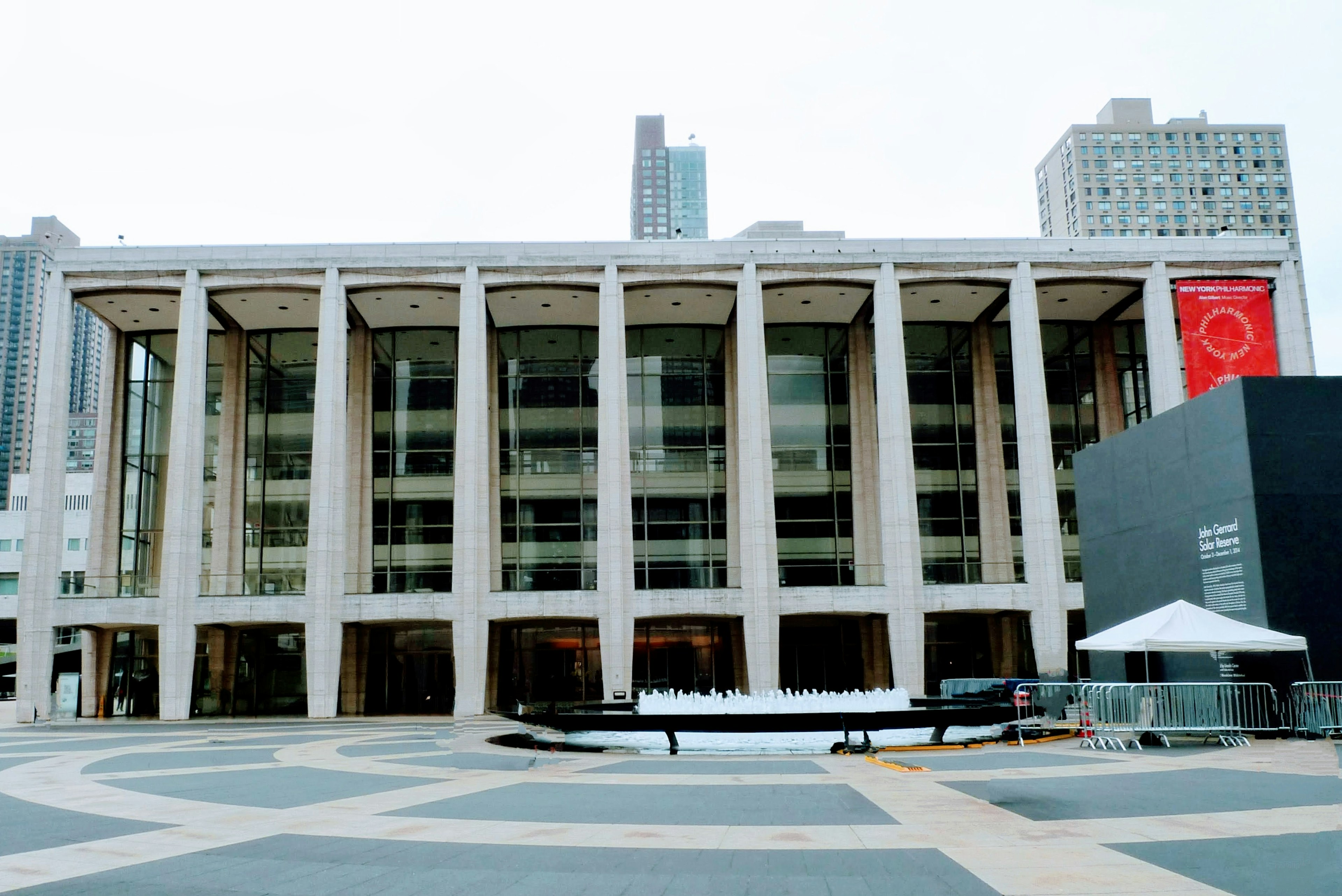 Arquitectura moderna y plaza del Lincoln Center