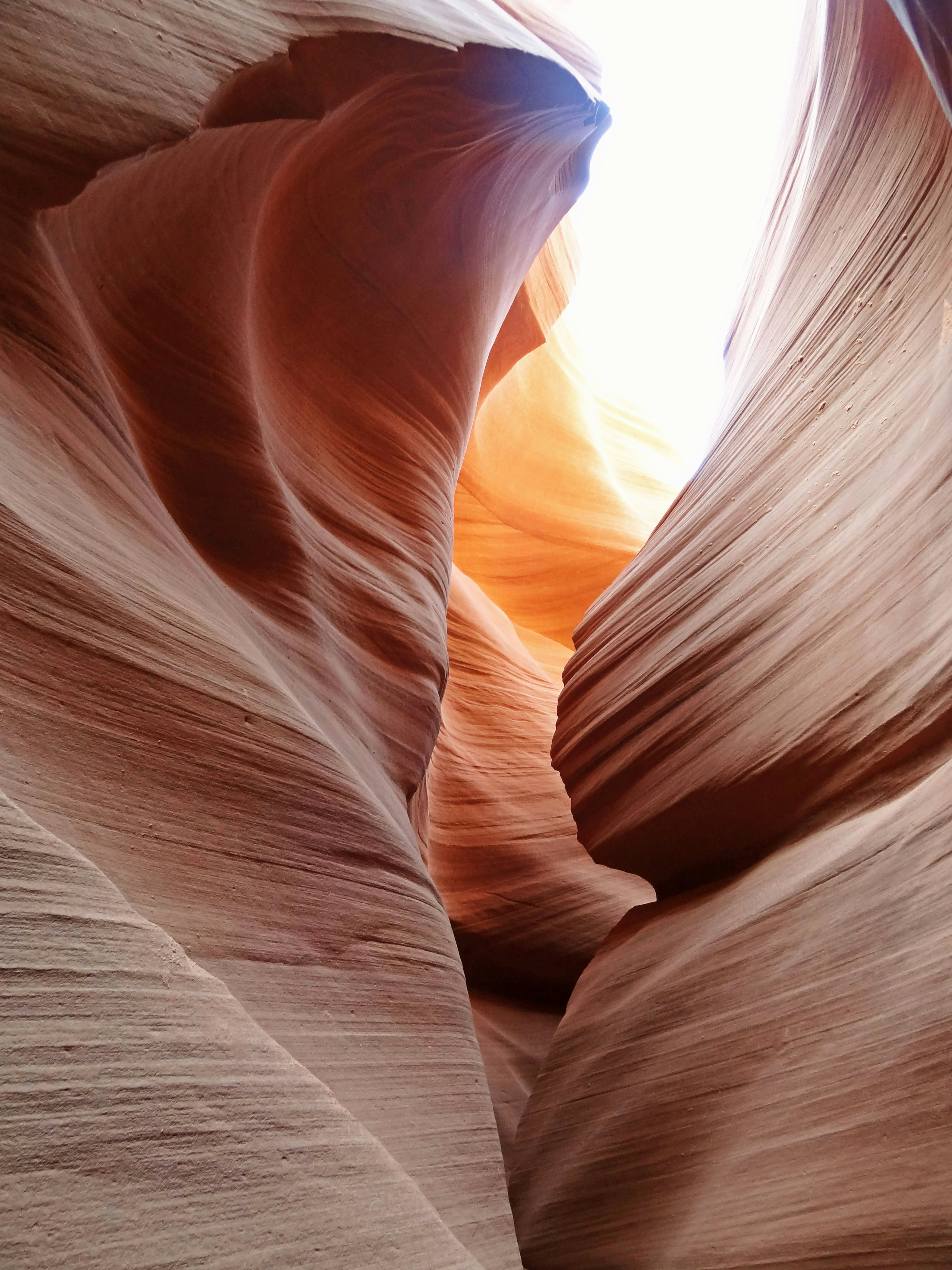 Vista mozzafiato all'interno di un canyon in arenaria navajo Luce che filtra dall'alto del canyon