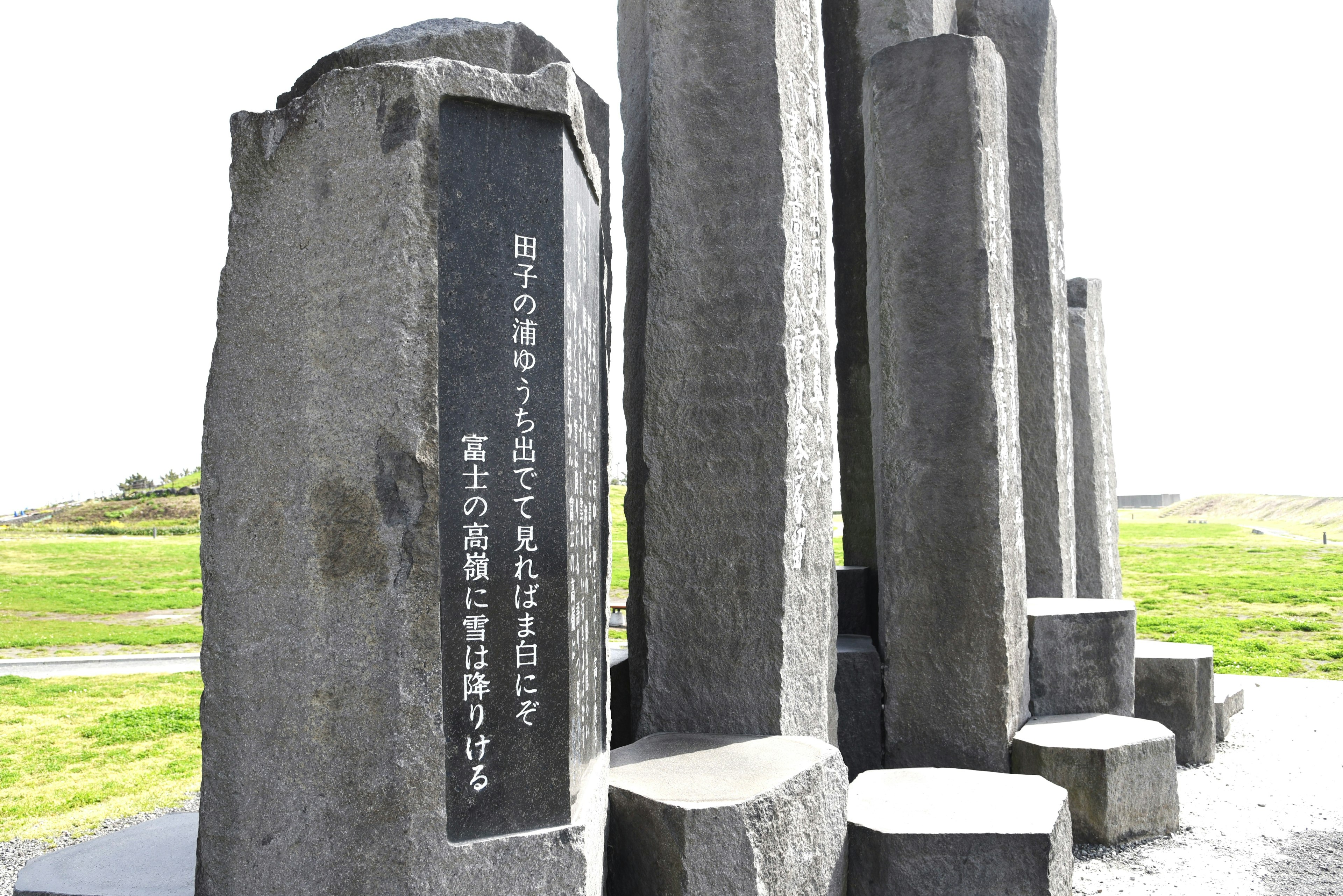 Steindenkmal mit japanischer Poesie, die auf seiner Oberfläche eingraviert ist