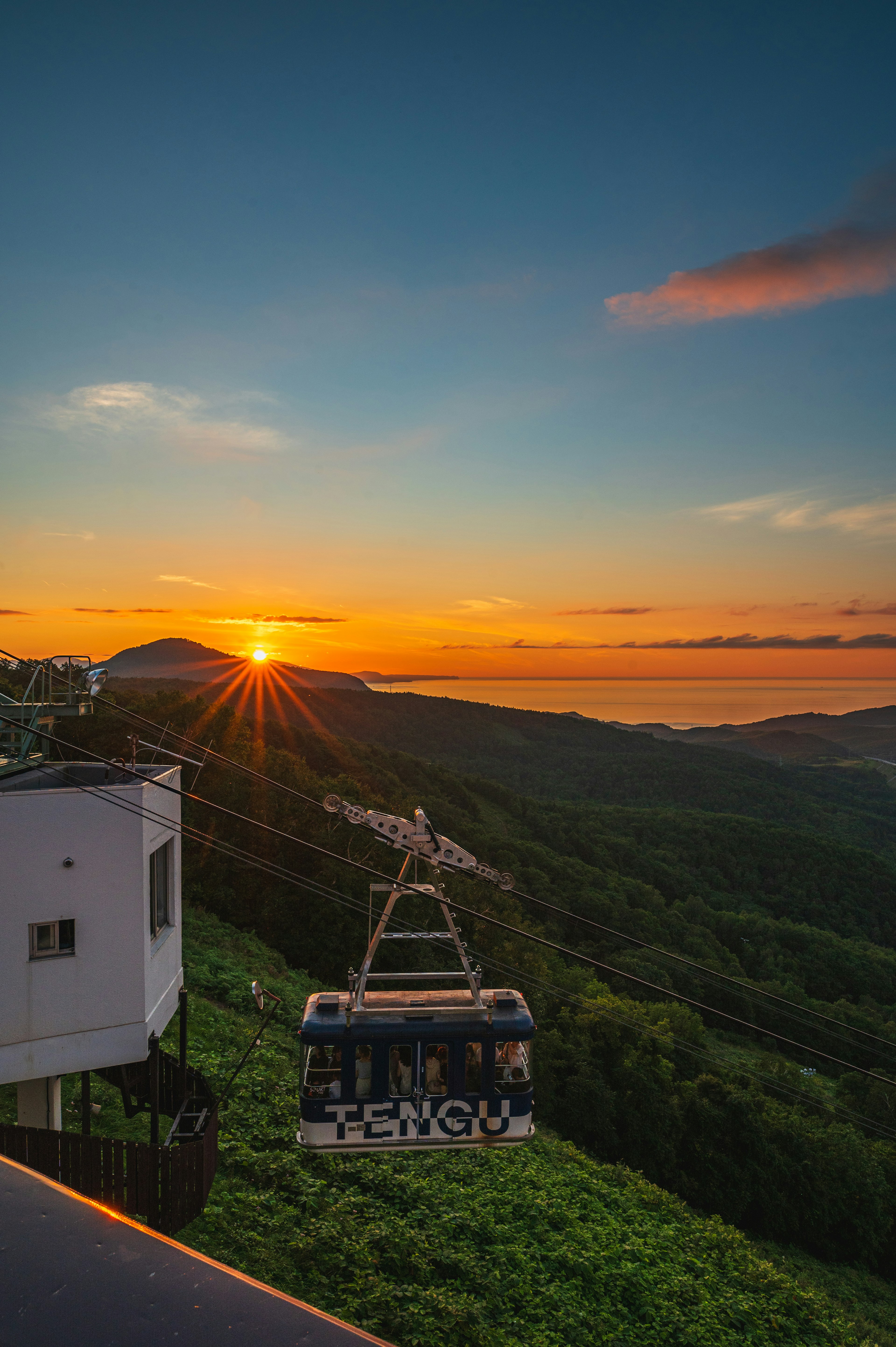 Vue pittoresque d'un téléphérique avec un beau coucher de soleil