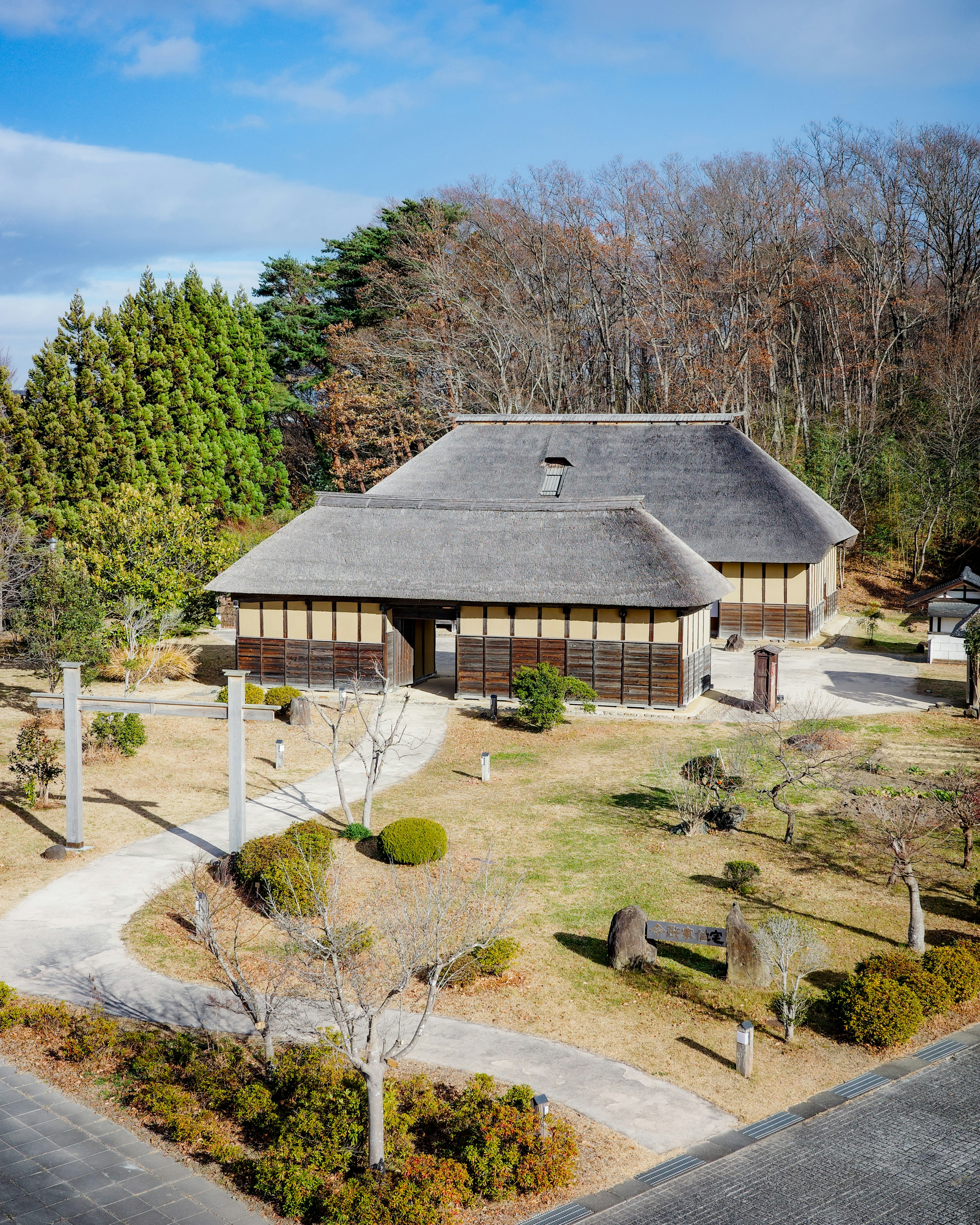 Traditionelles japanisches Haus mit Landschaftsgarten