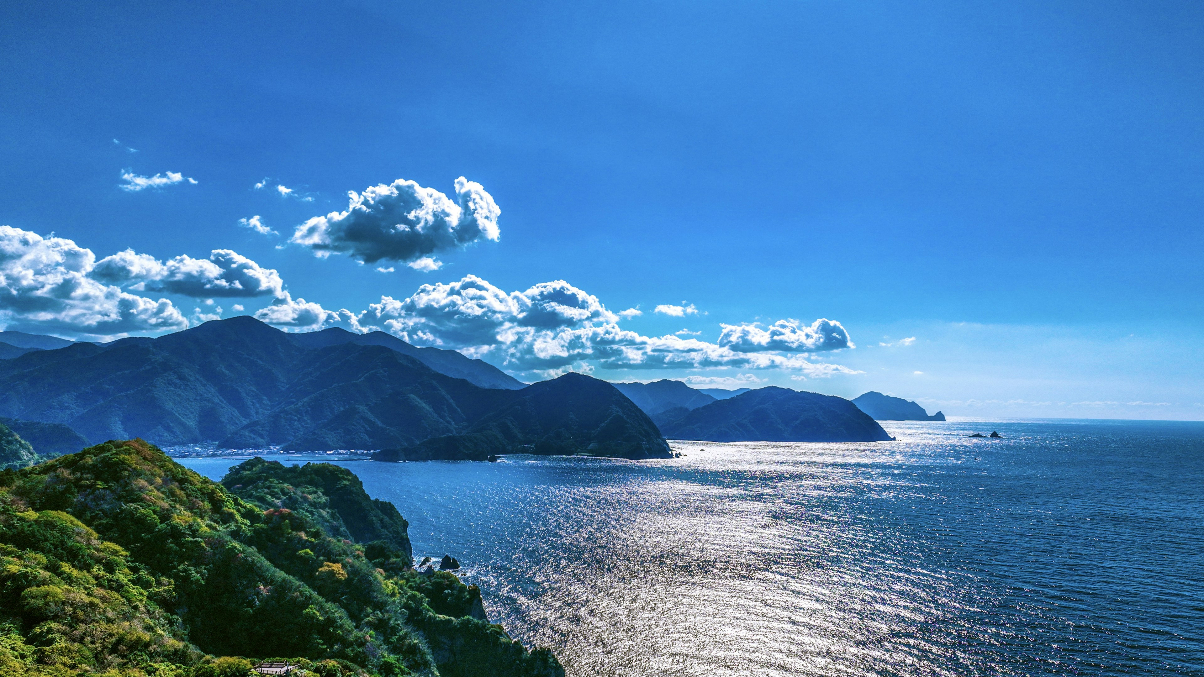 Bellissimo paesaggio di oceano blu e montagne