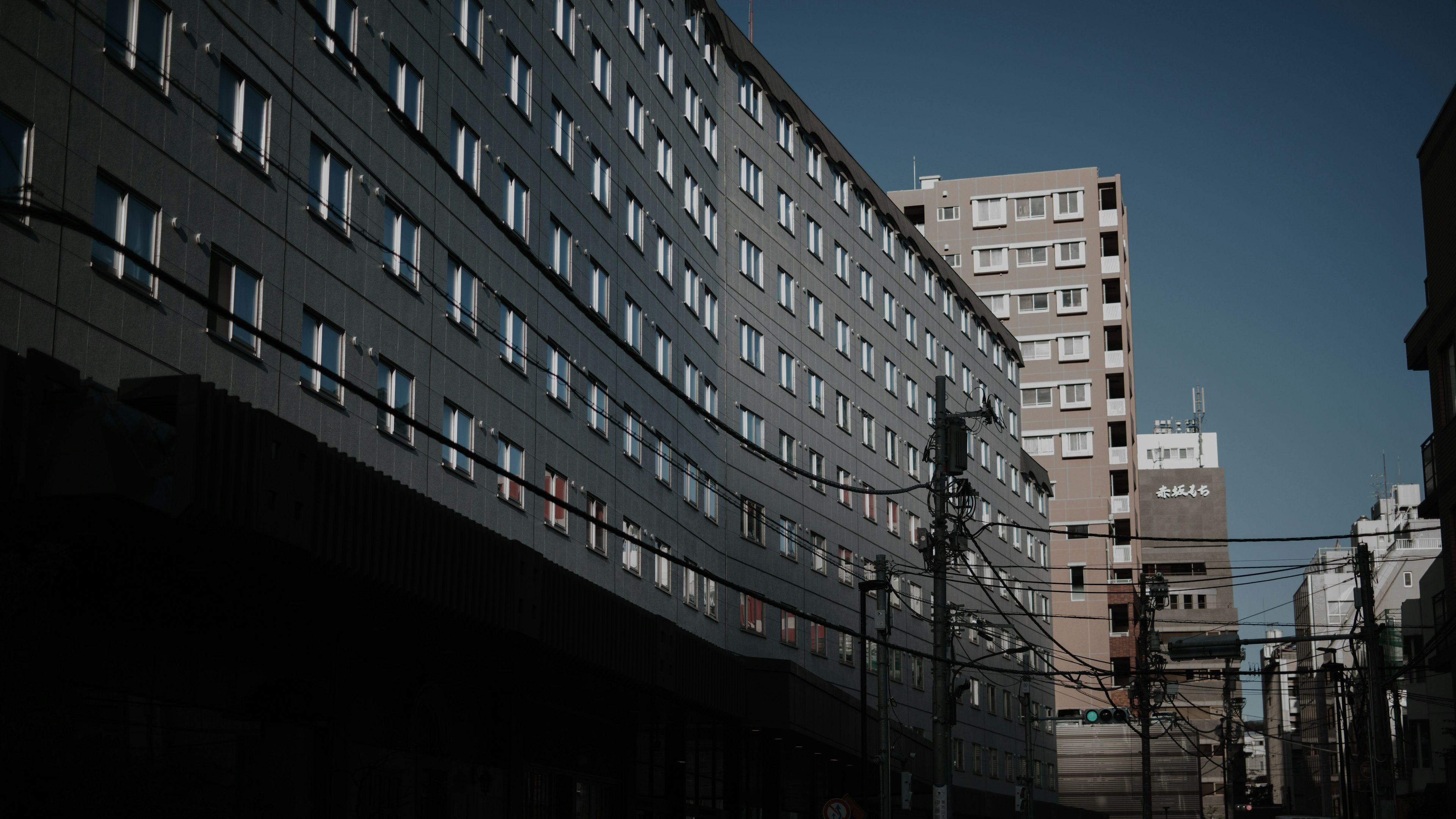 曲がった建物と青い空のコントラストが印象的な都市景観