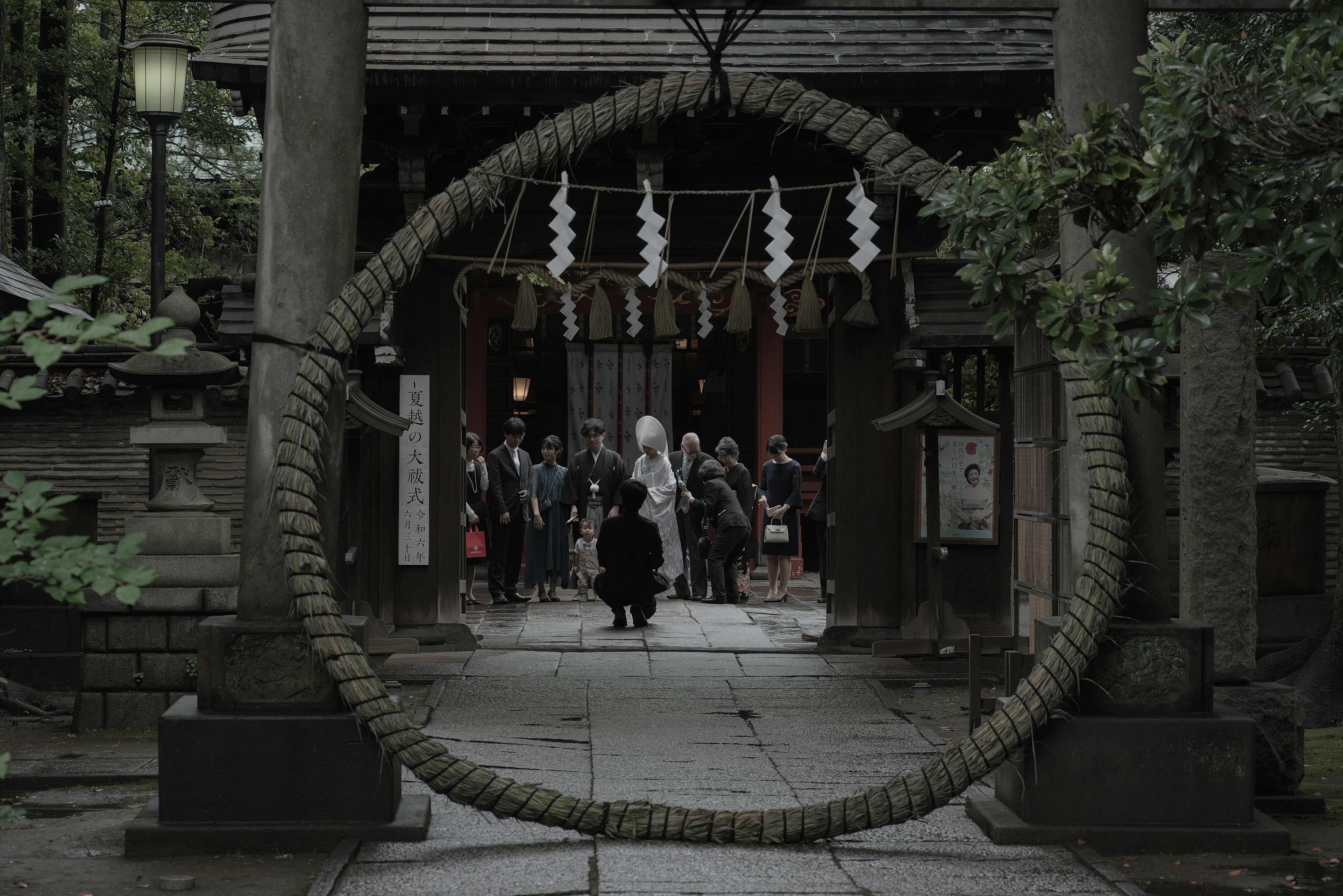 神社の入り口にある大きな輪と参拝者たちの様子