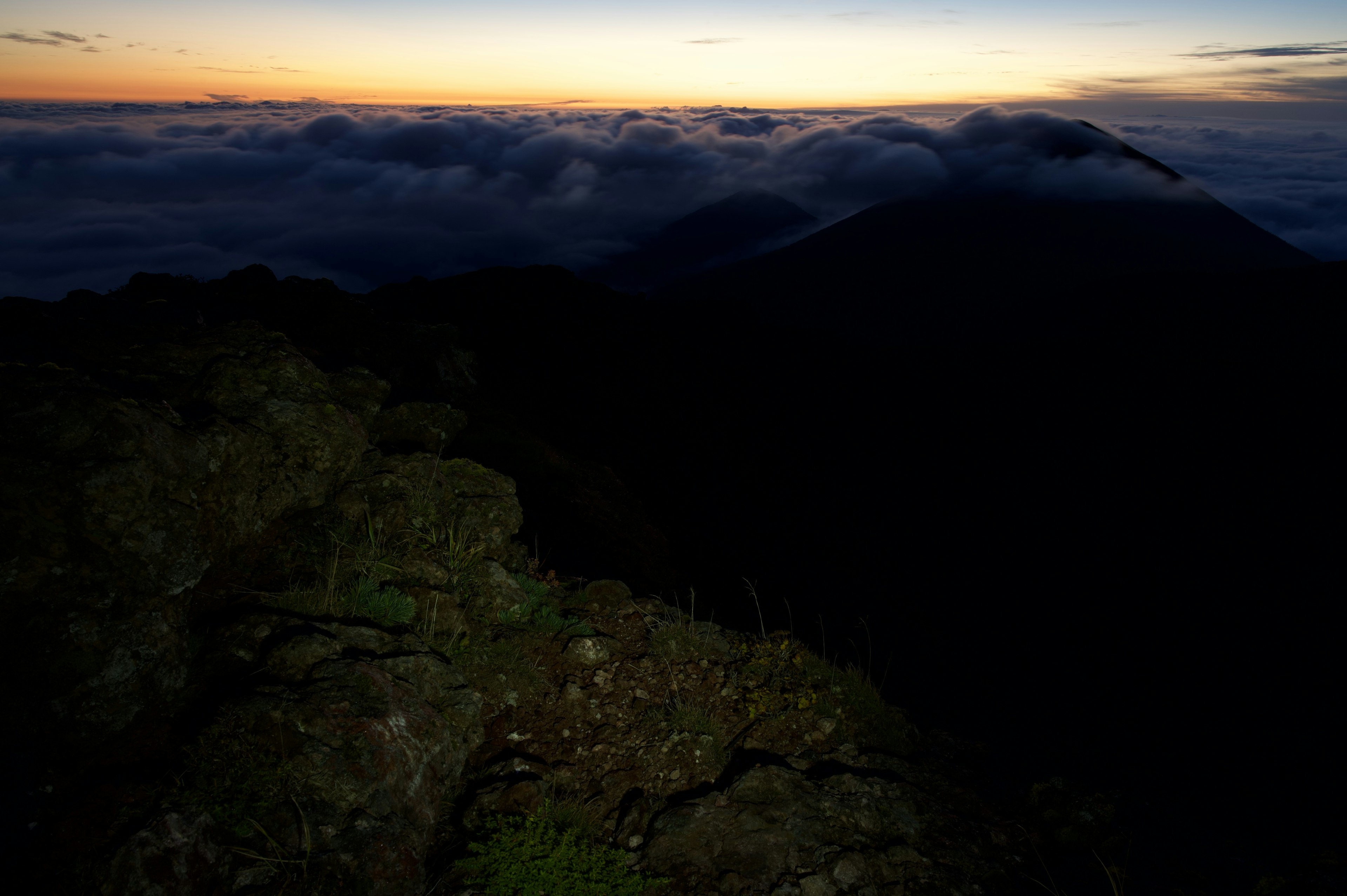 夕焼けと雲が広がる山の風景