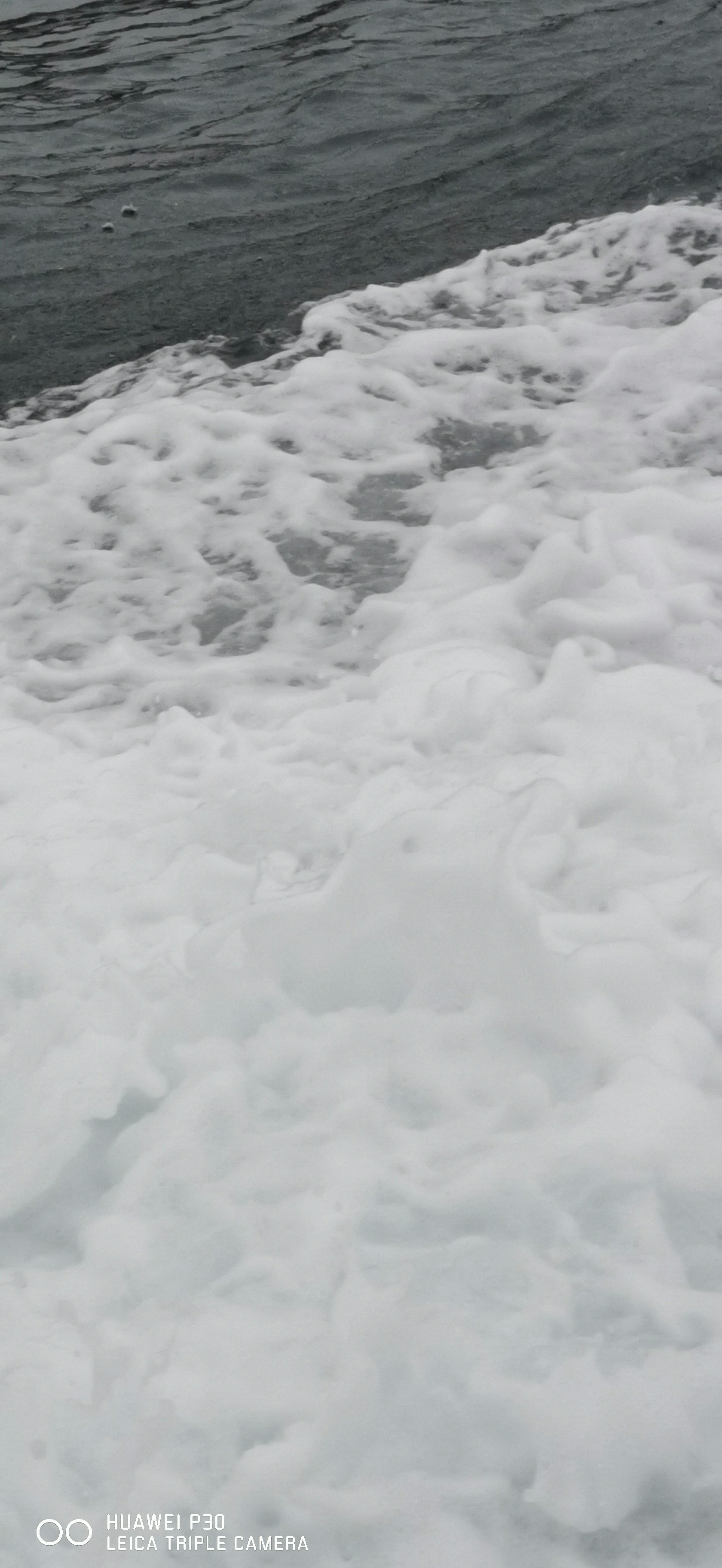 Vagues blanches et mousseuses sur l'océan