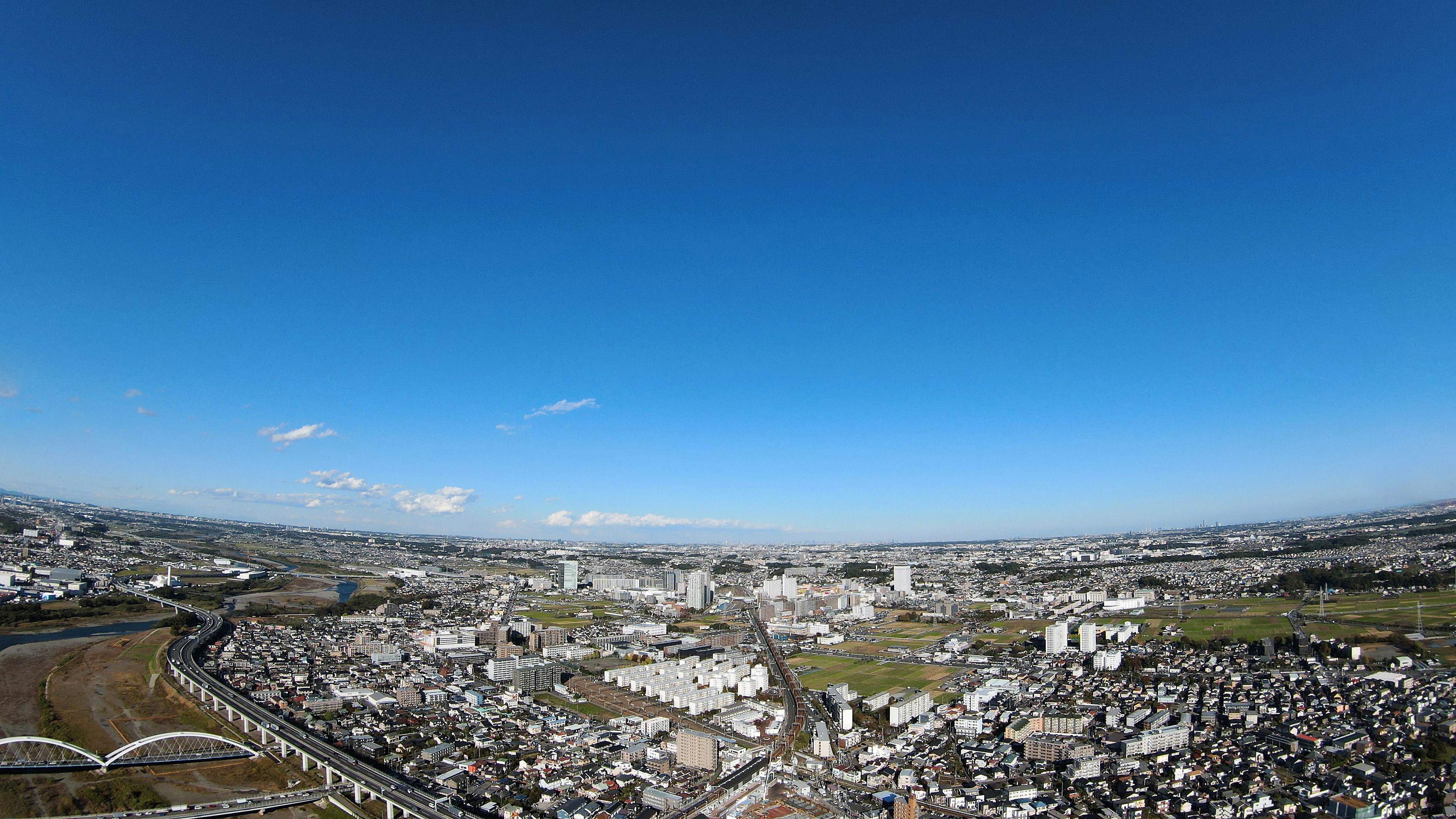 Pemandangan panorama lanskap kota di bawah langit biru cerah