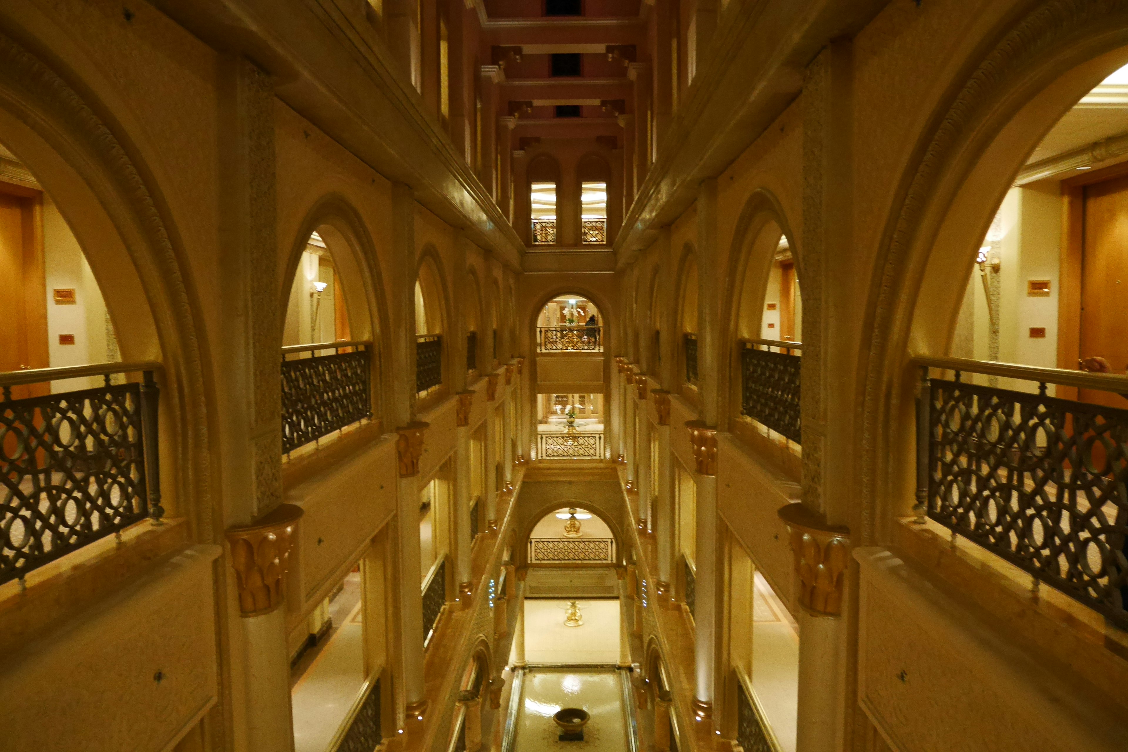 Interior elegante de un edificio con hermosos arcos y balcones