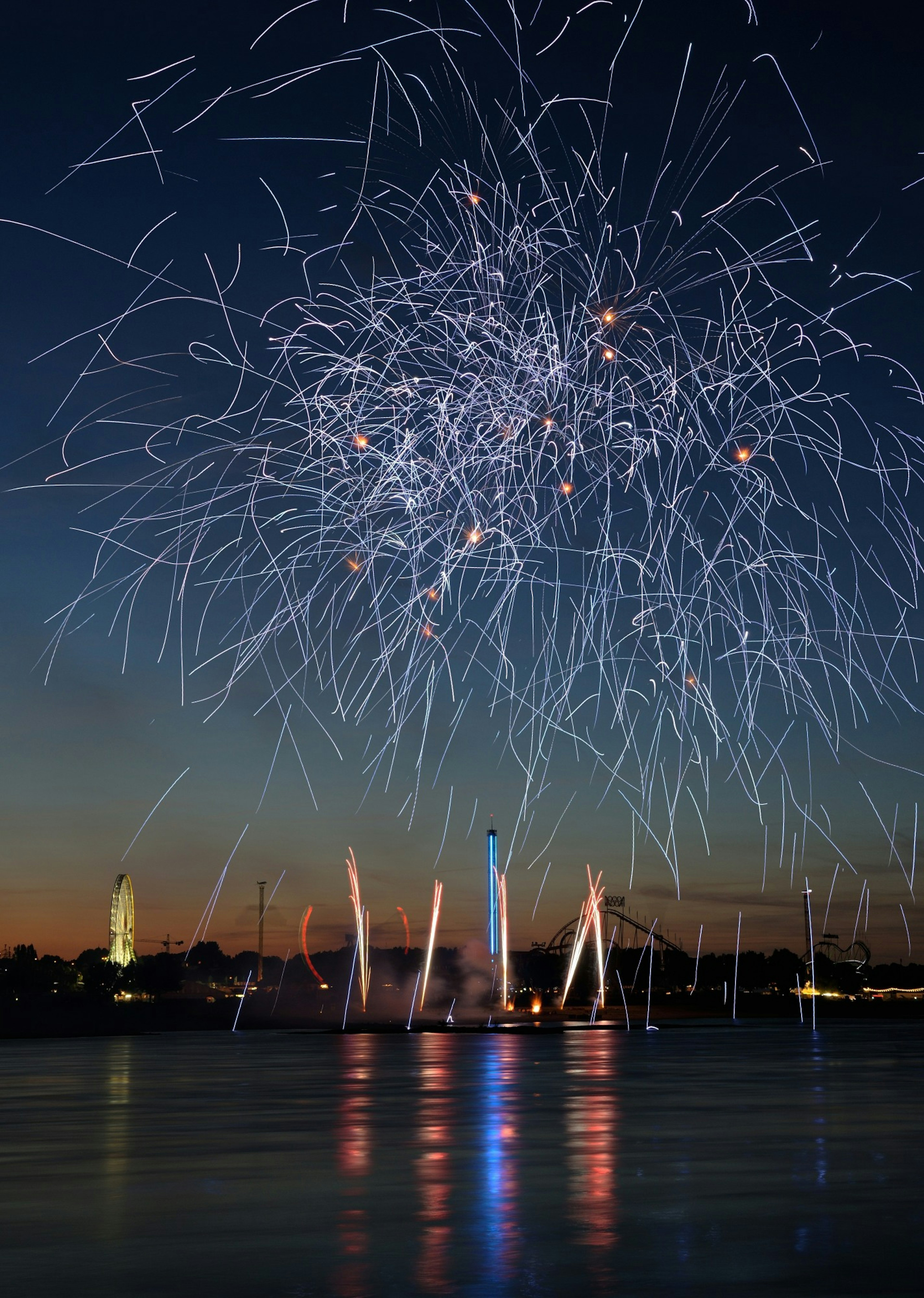 夜空に広がる花火と水面に映る光の反射