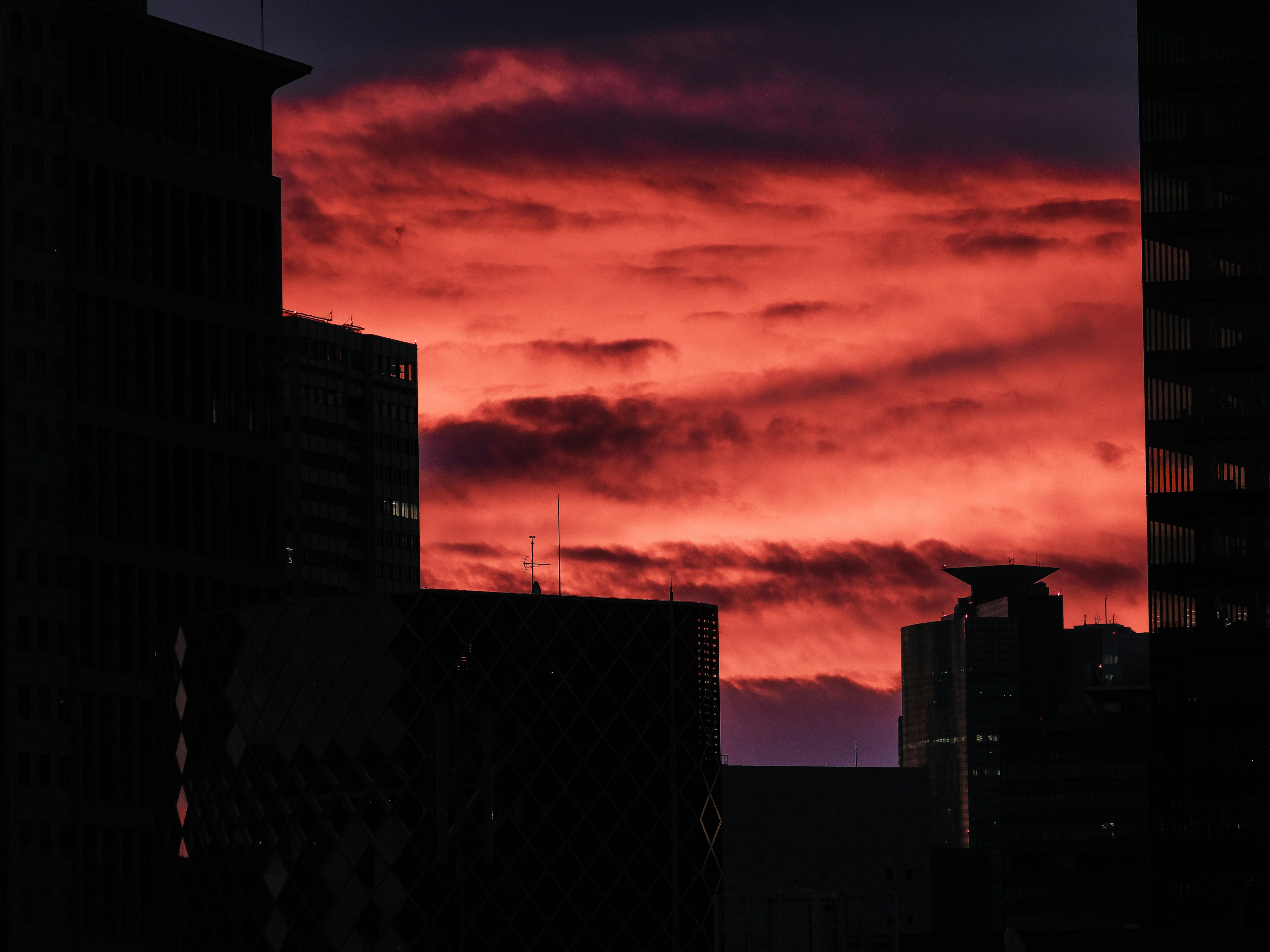 Silueta de rascacielos contra un cielo de atardecer vibrante