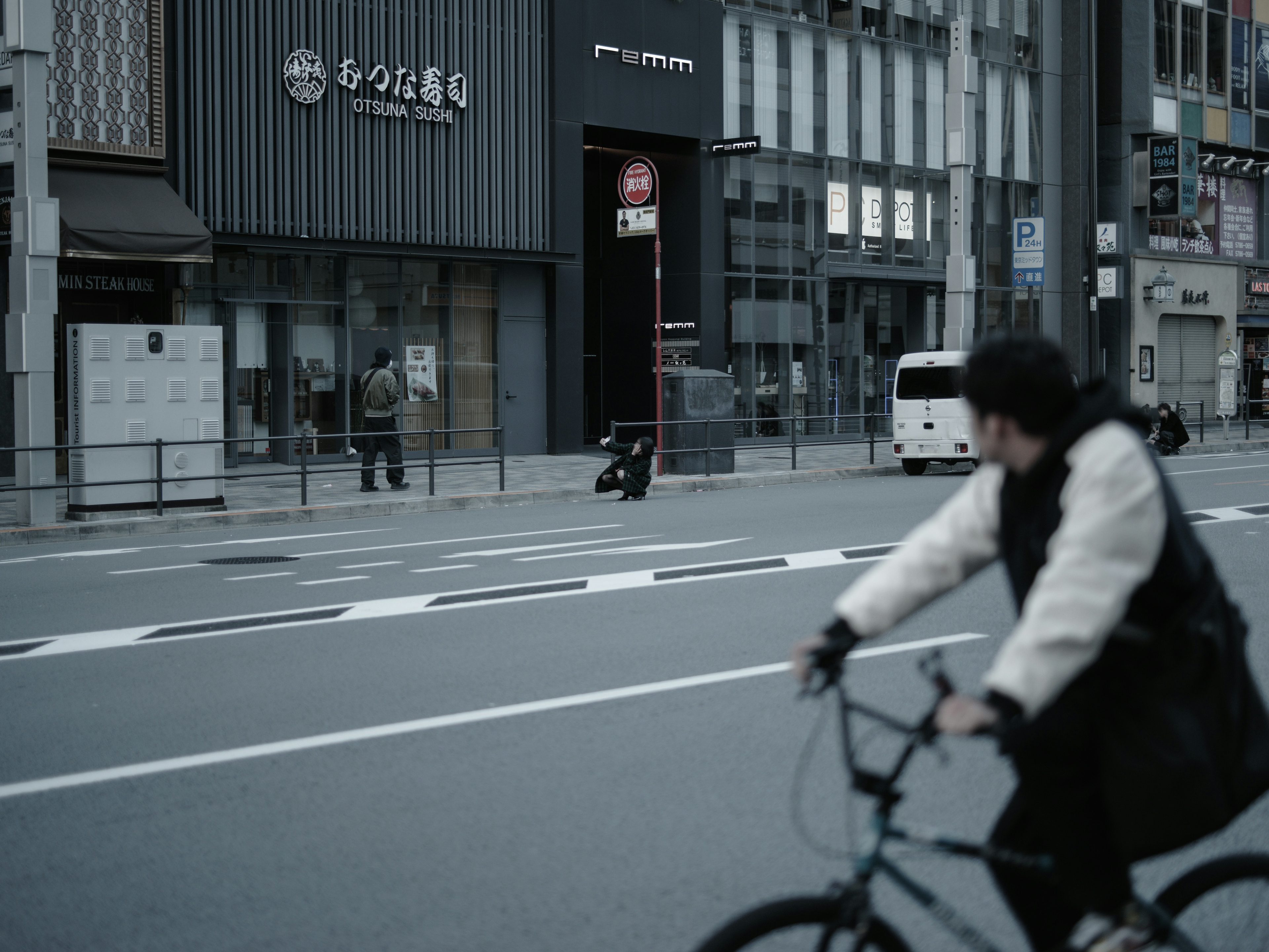 自転車に乗る人物と都市の風景の写真