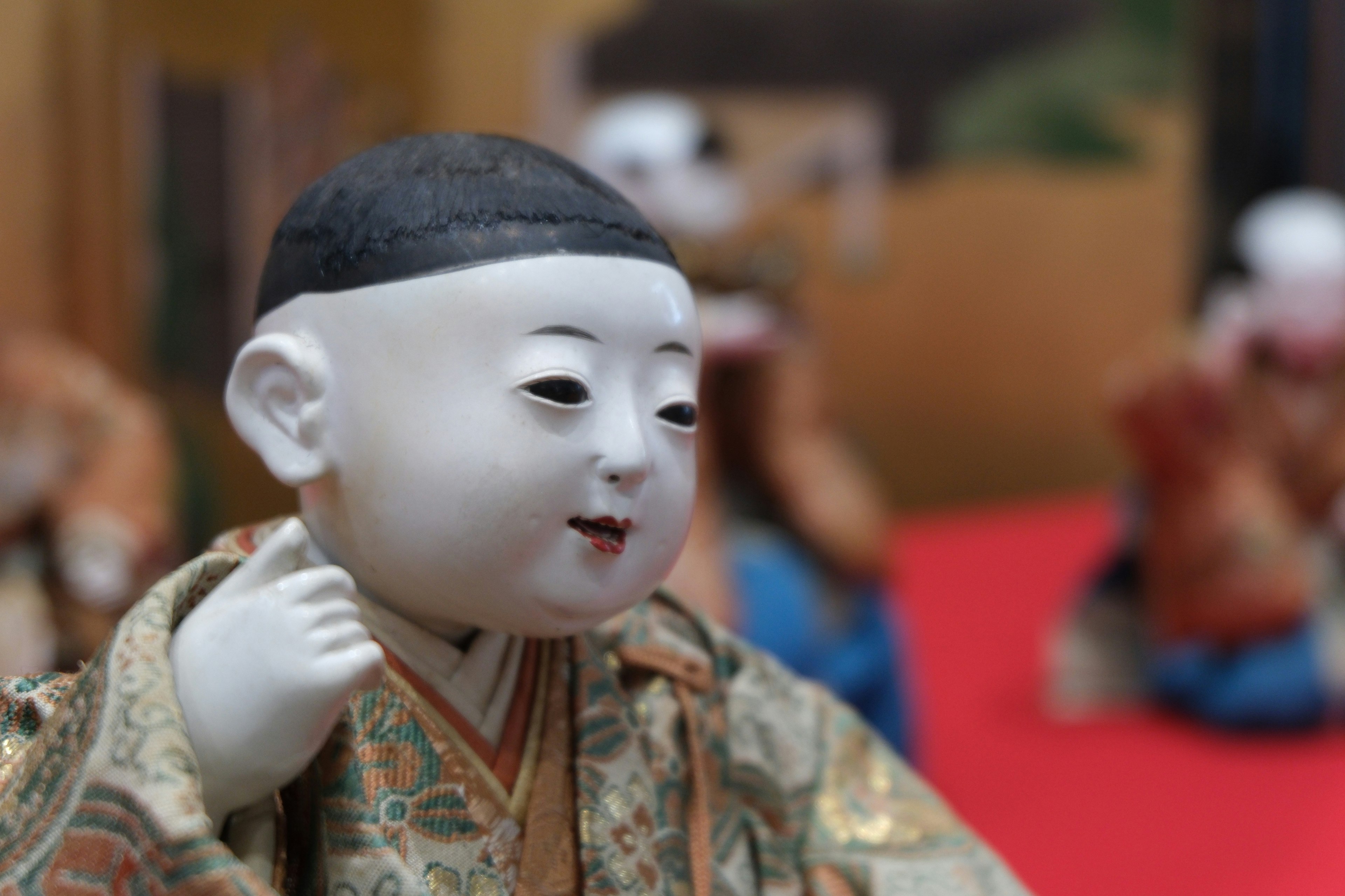 Traditionelle japanische Puppe in einem Kimono, die lächelt