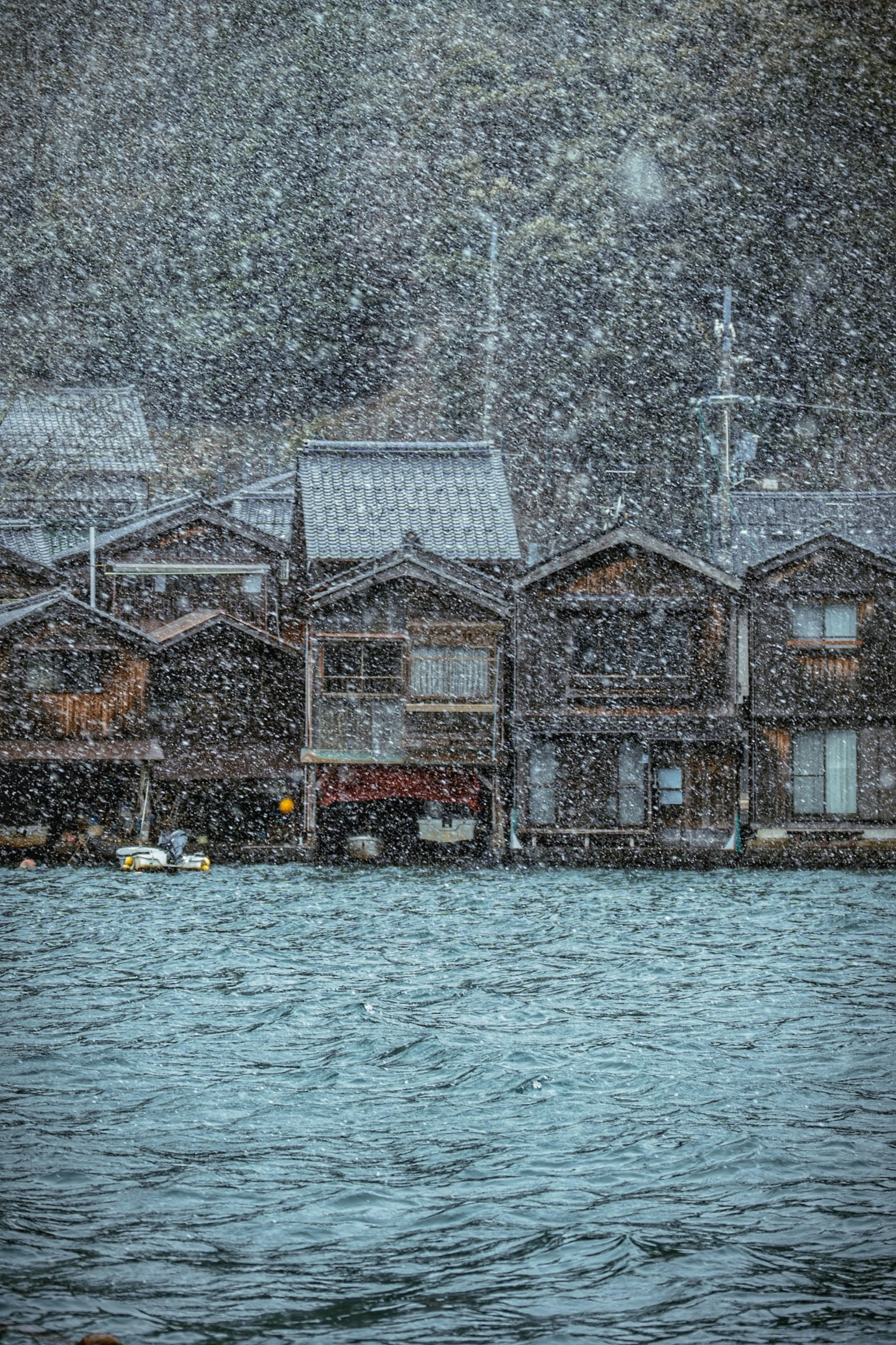 Traditionelle japanische Fischerhäuser im fallenden Schnee