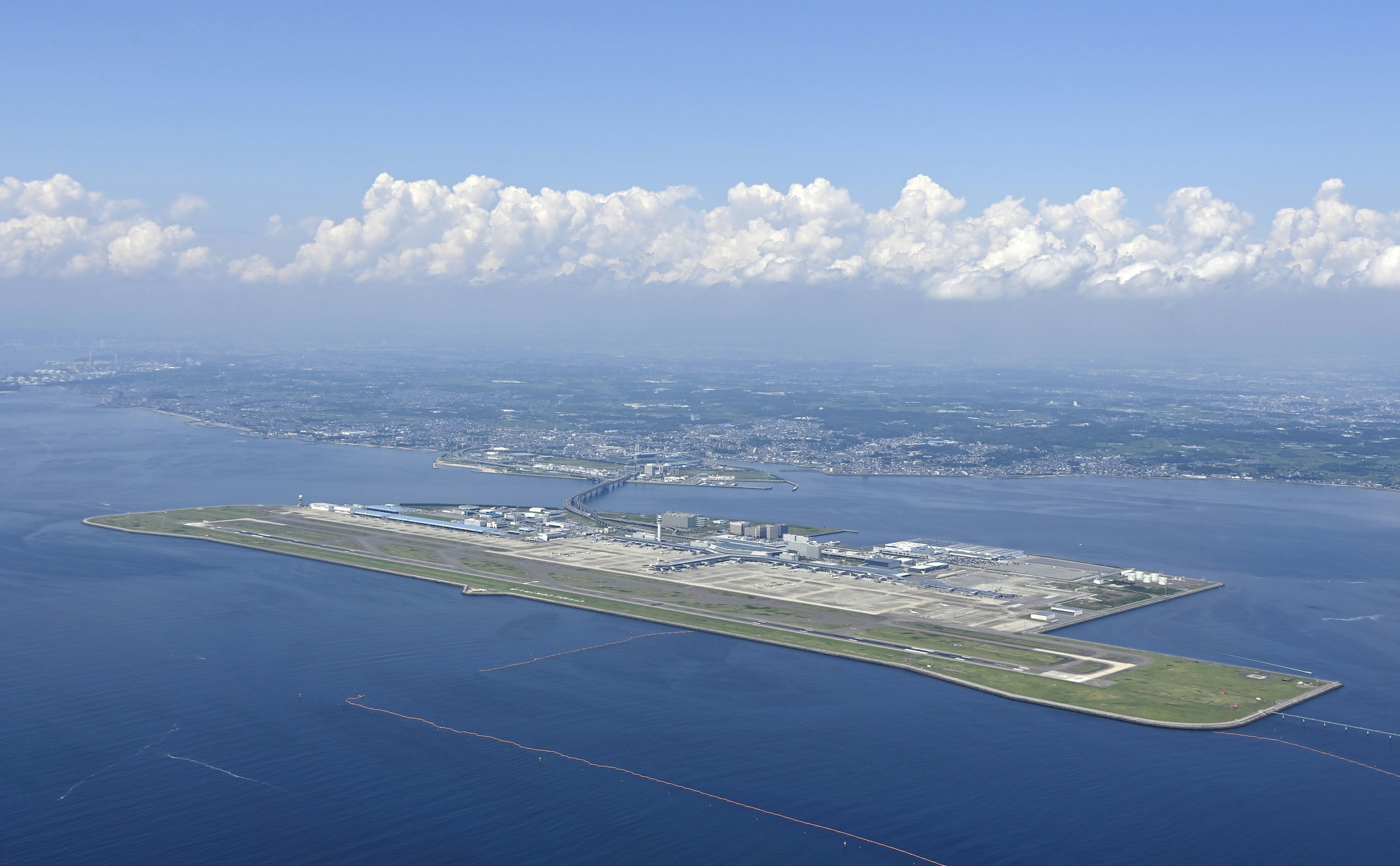 Luftaufnahme einer künstlichen Insel in der Bucht von Tokio