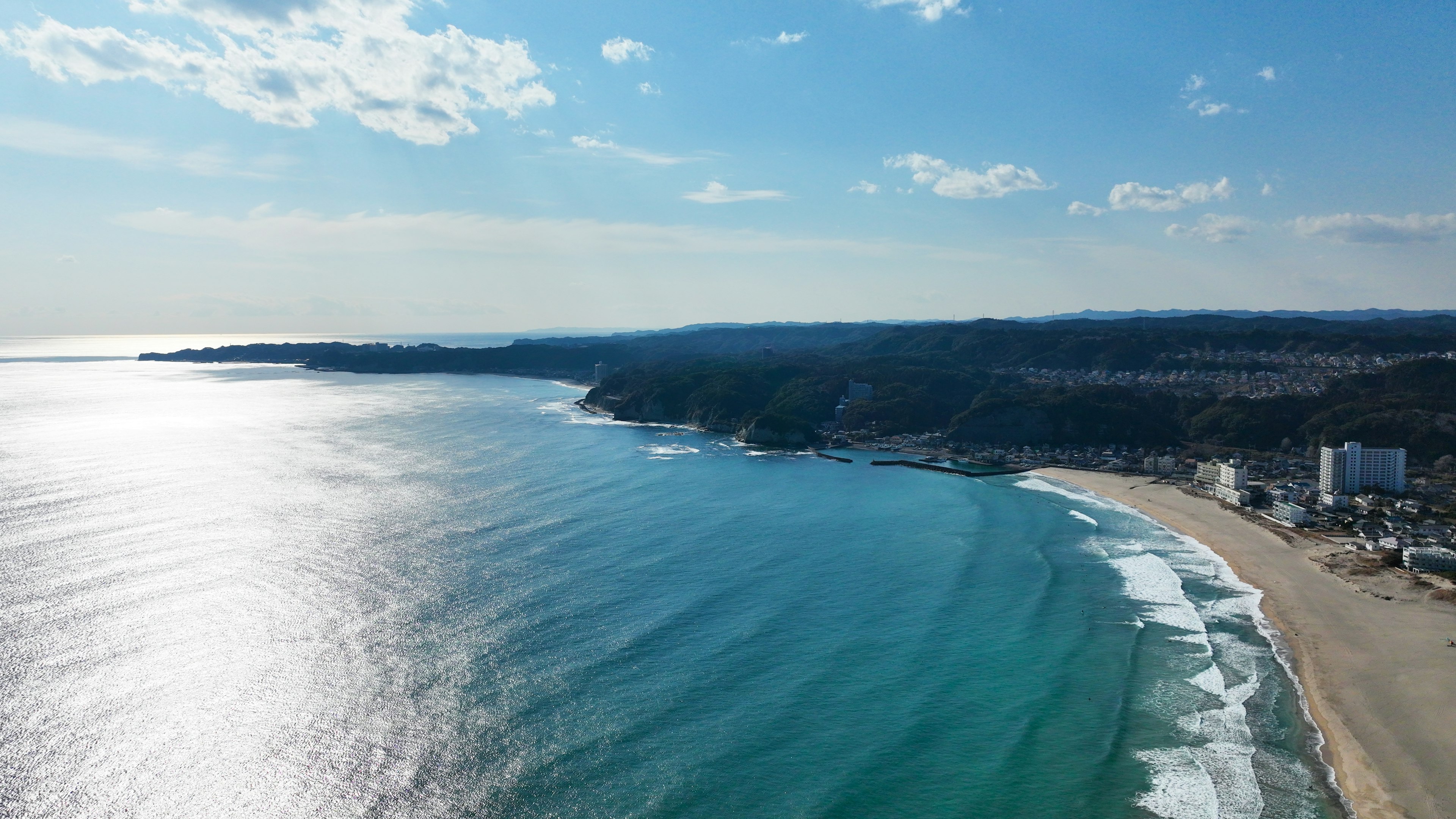 青い海と穏やかな波が広がる海岸の風景