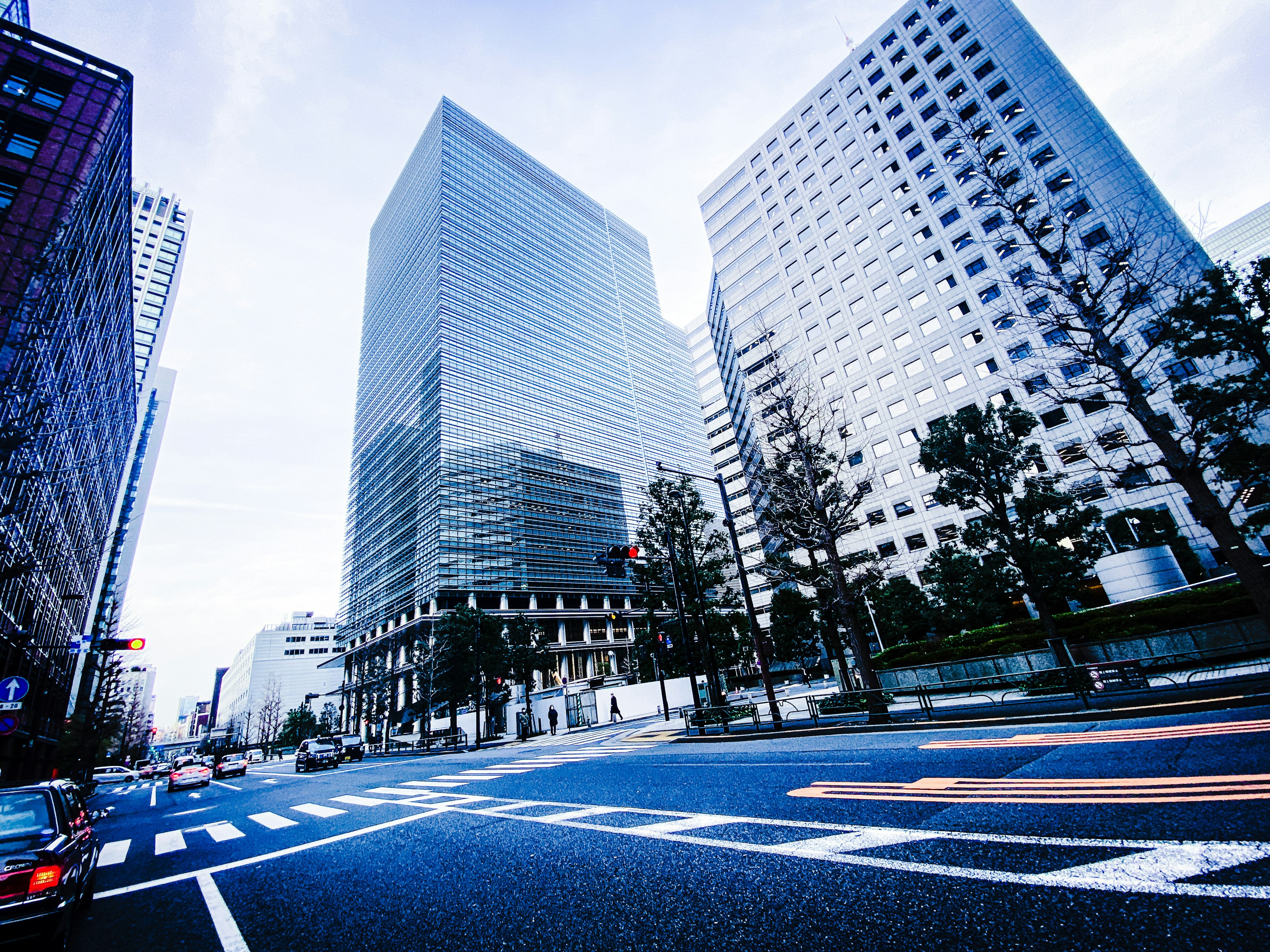 Paysage urbain avec des gratte-ciel et une intersection