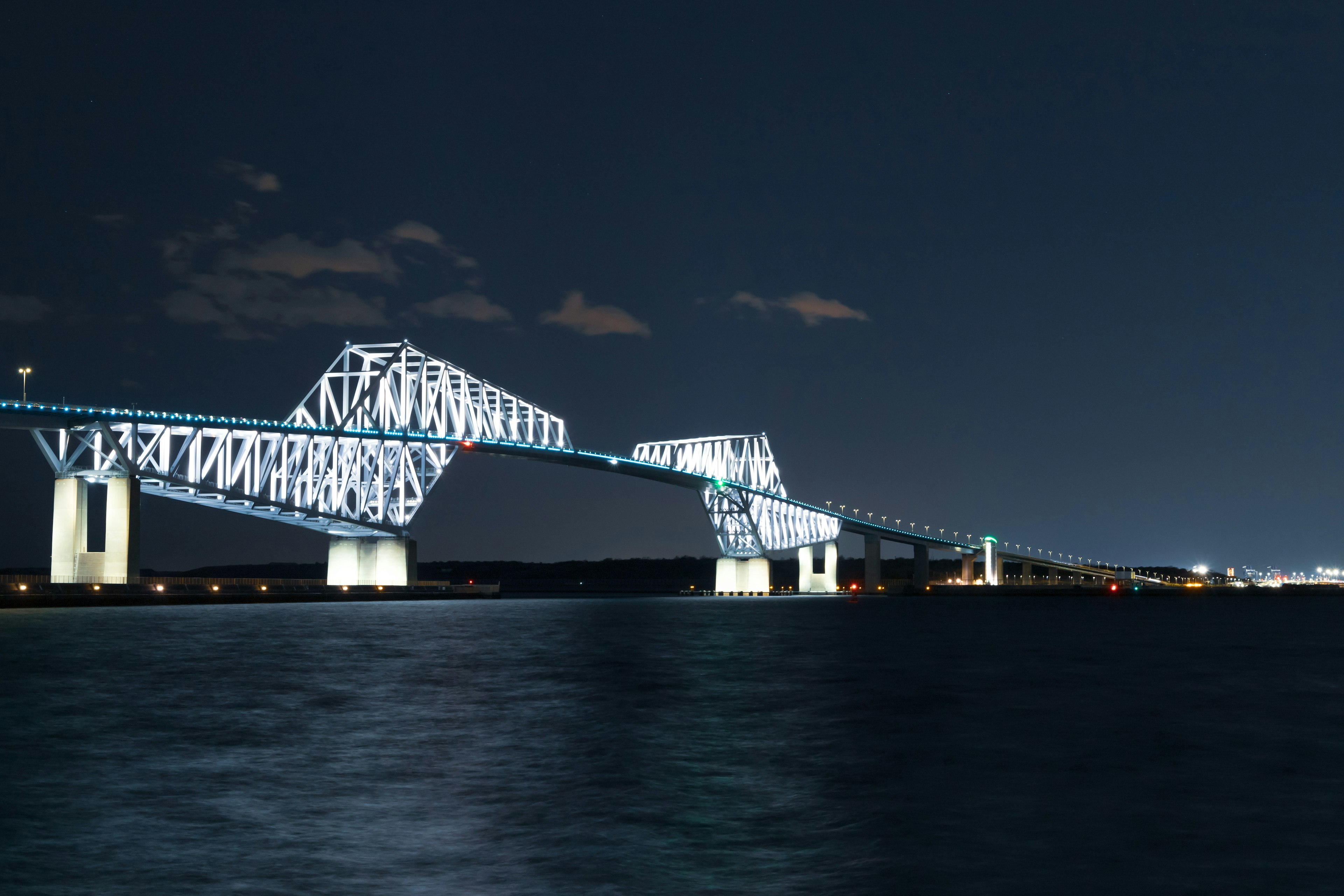 Un beau pont sur la rivière la nuit