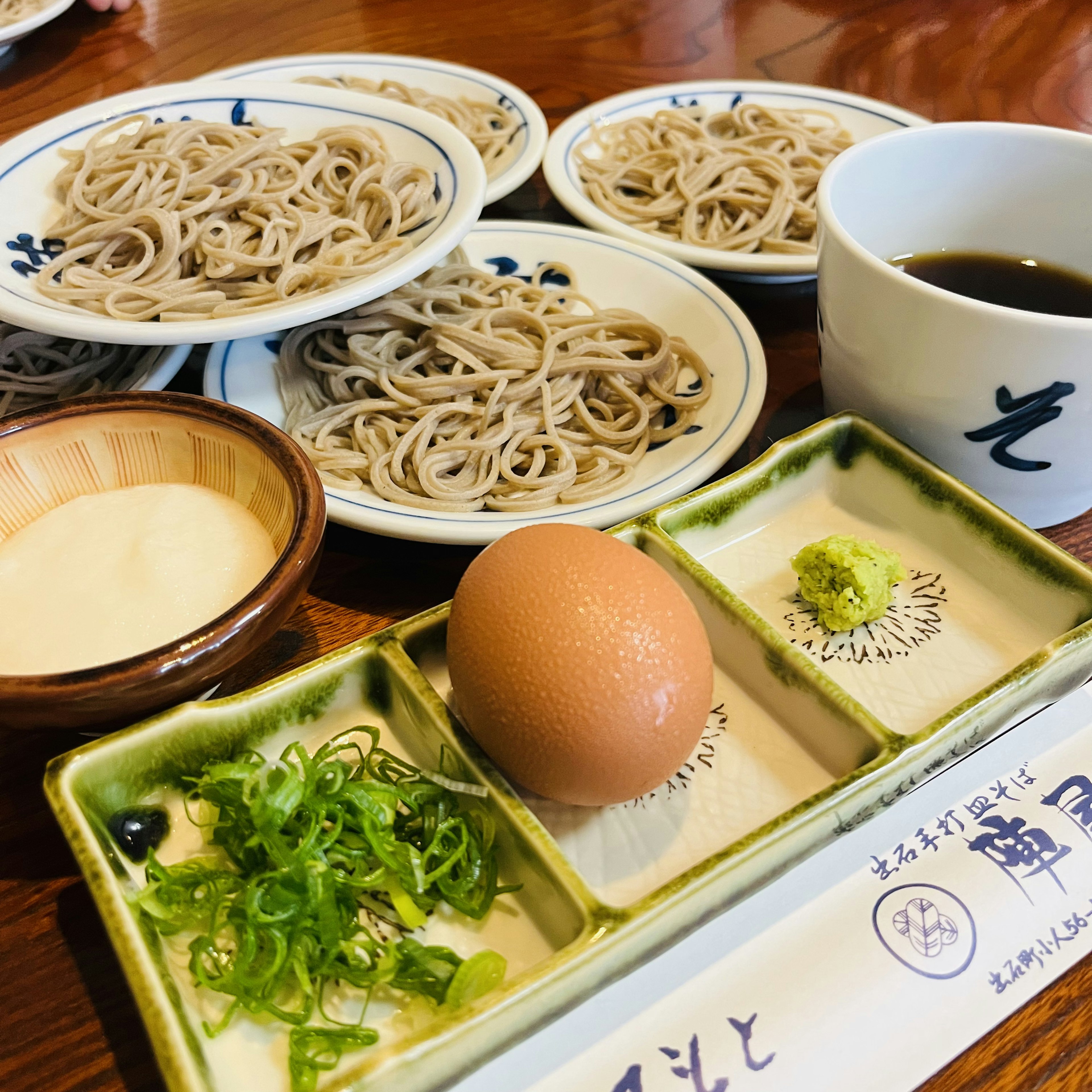 蕎麦と卵と薬味の盛り付けがある日本食のテーブル