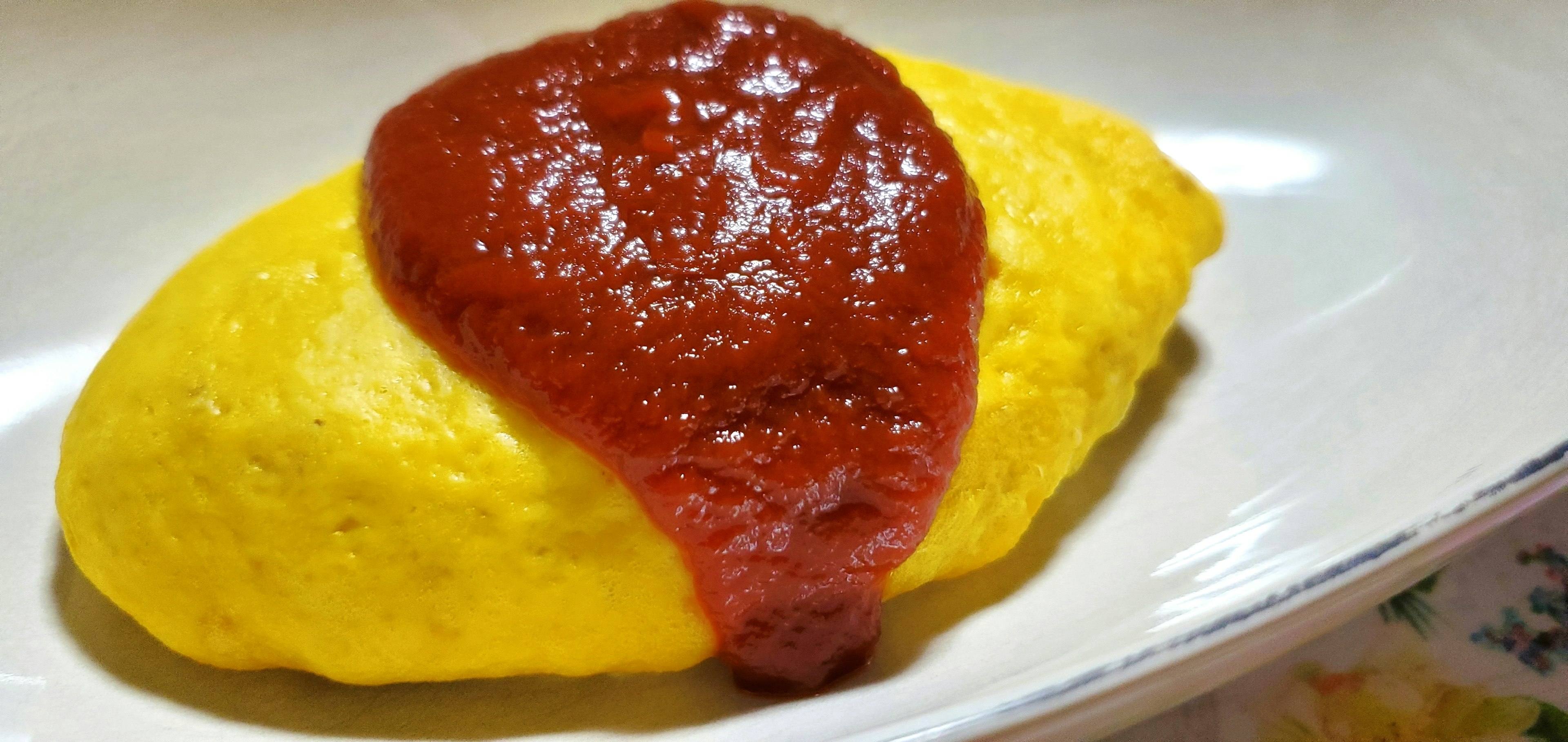 Arroz omelette cubierto con ketchup