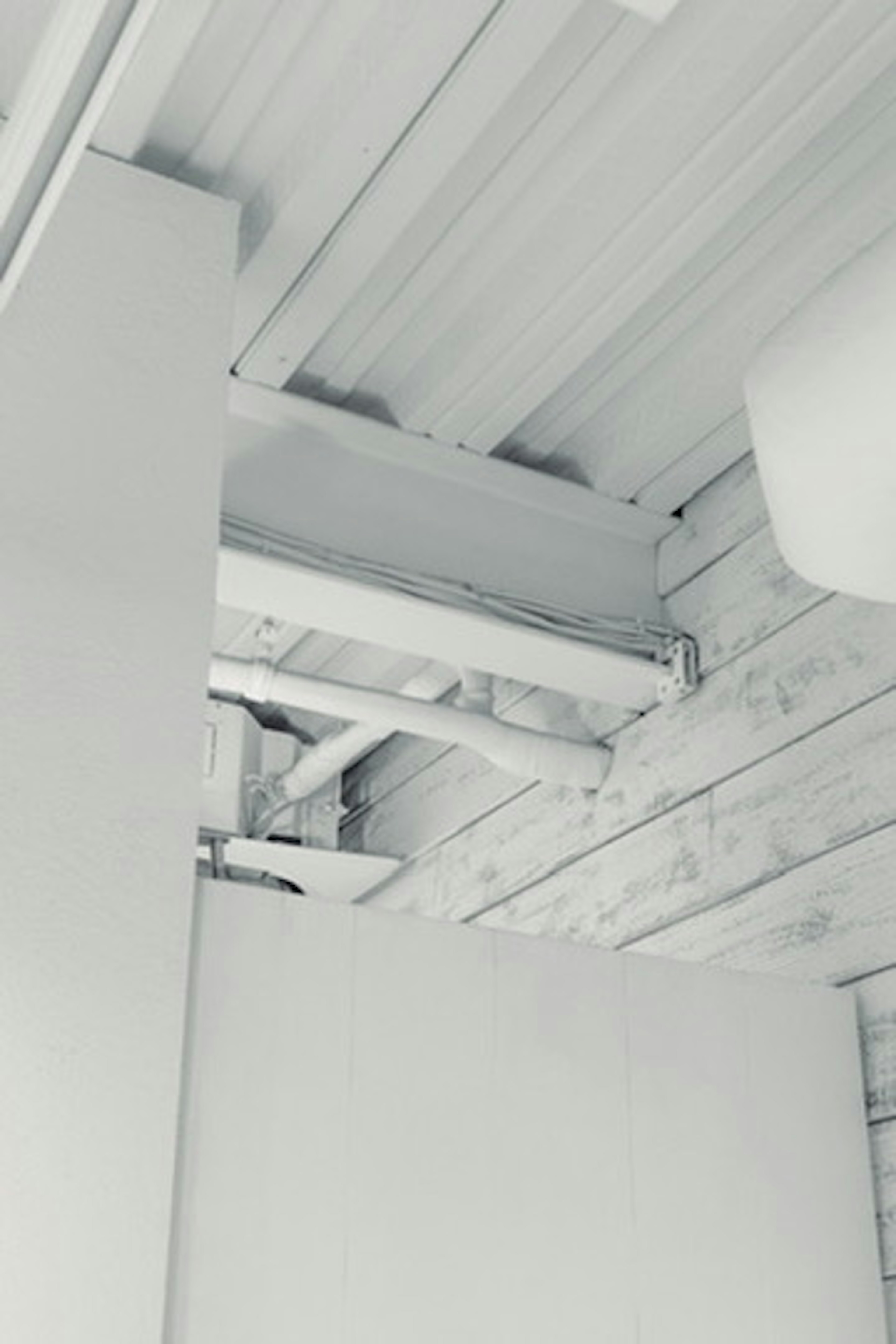 Structural details of the intersection between white walls and ceiling