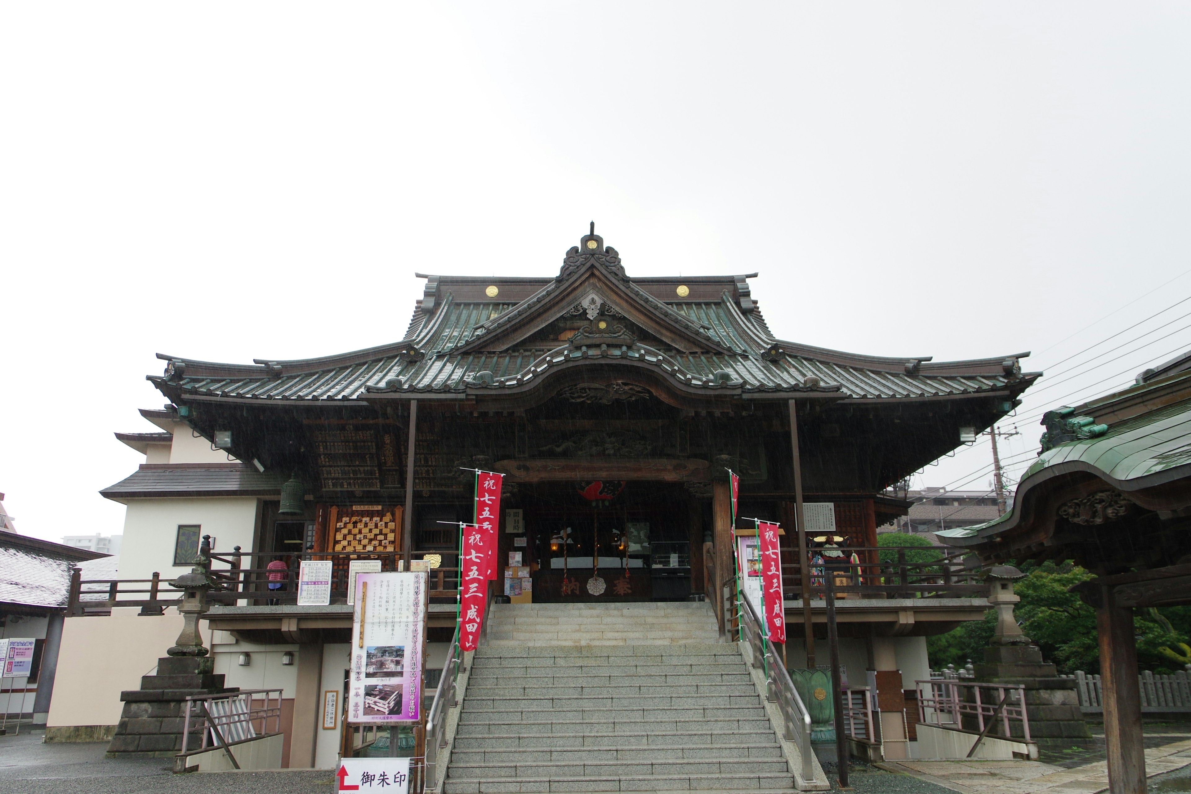 Exterior de un templo japonés tradicional con escaleras y detalles del techo visibles