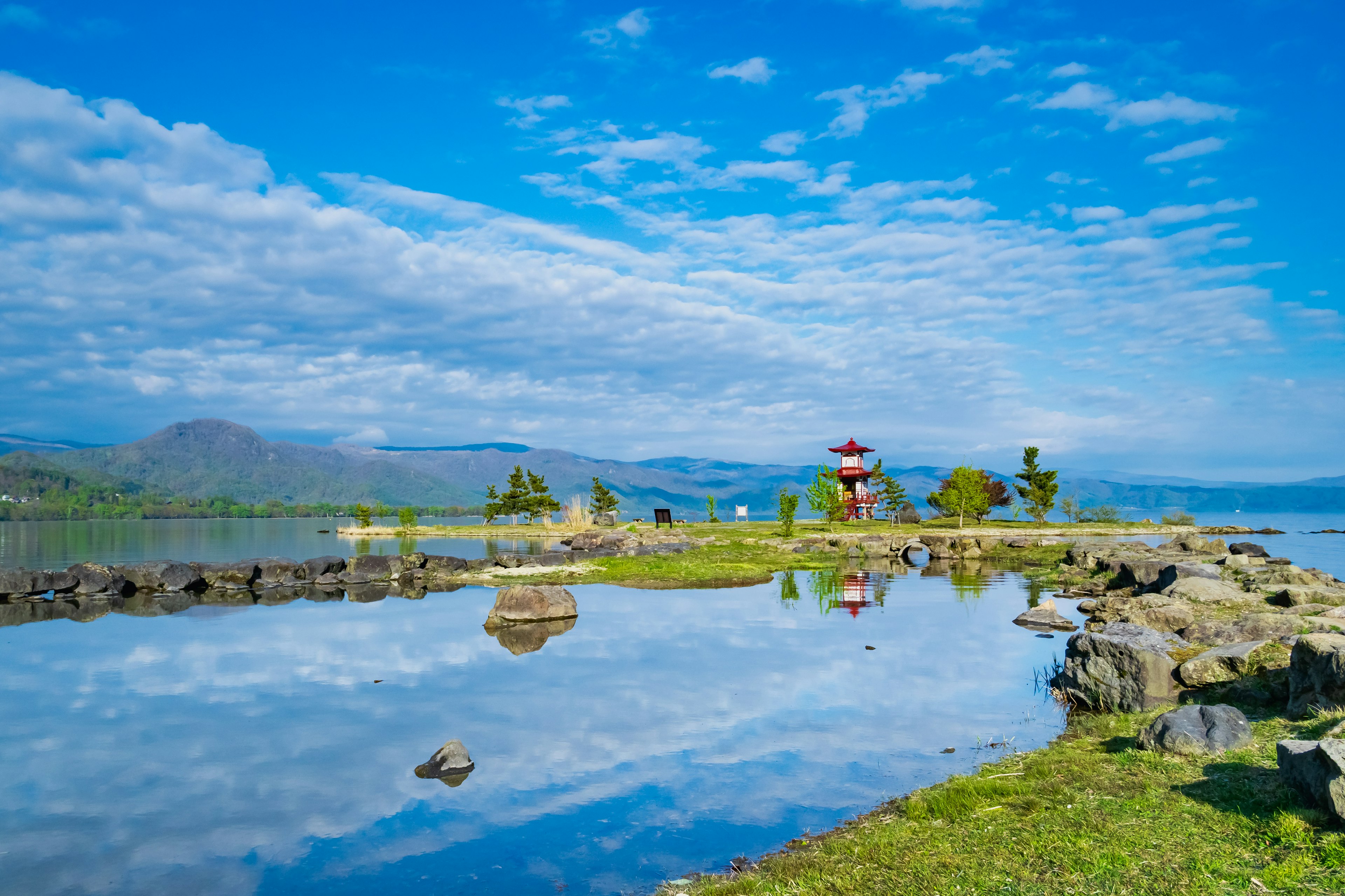 Vue pittoresque d'un lac avec des reflets du ciel bleu et des nuages