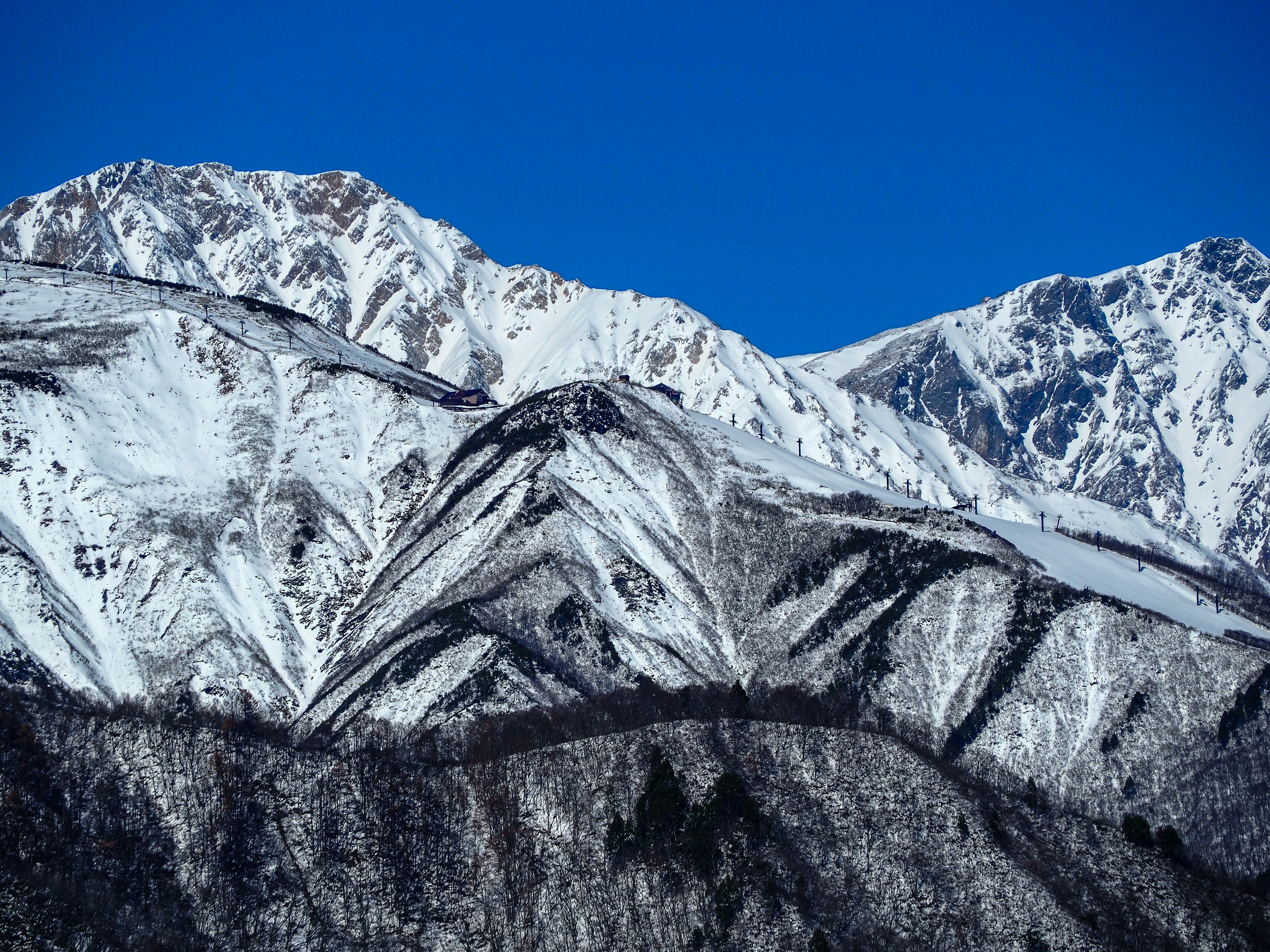 Montañas cubiertas de nieve con un cielo azul claro