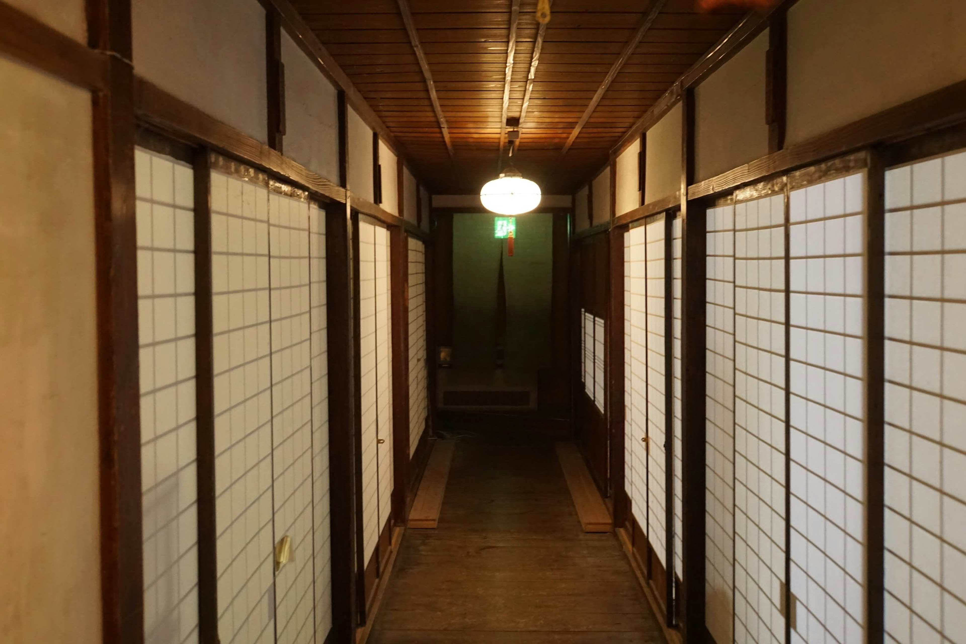 Interior dari lorong Jepang tradisional Pencahayaan lembut Nada warna hangat