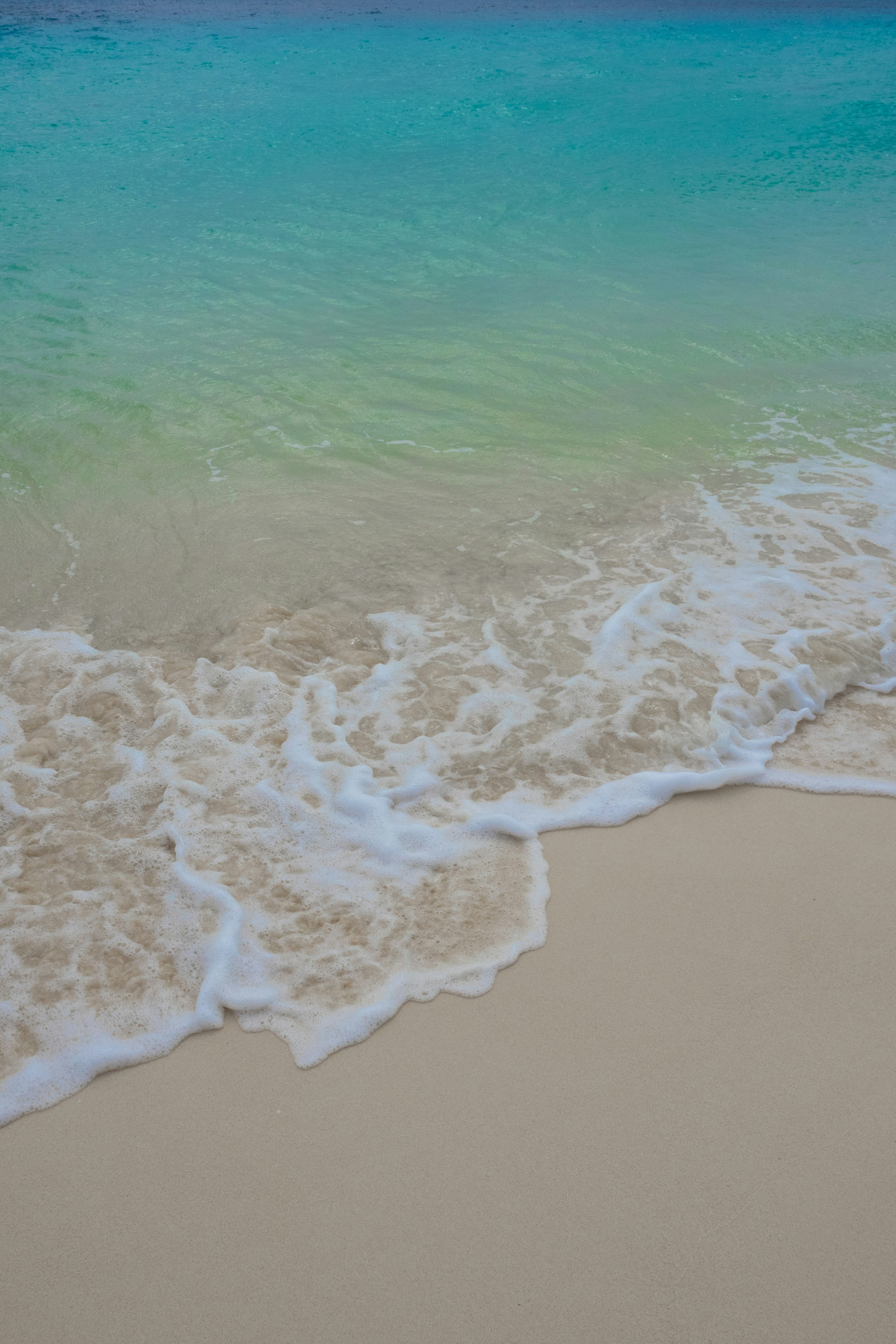 美麗的海景，海浪拍打在沙灘上