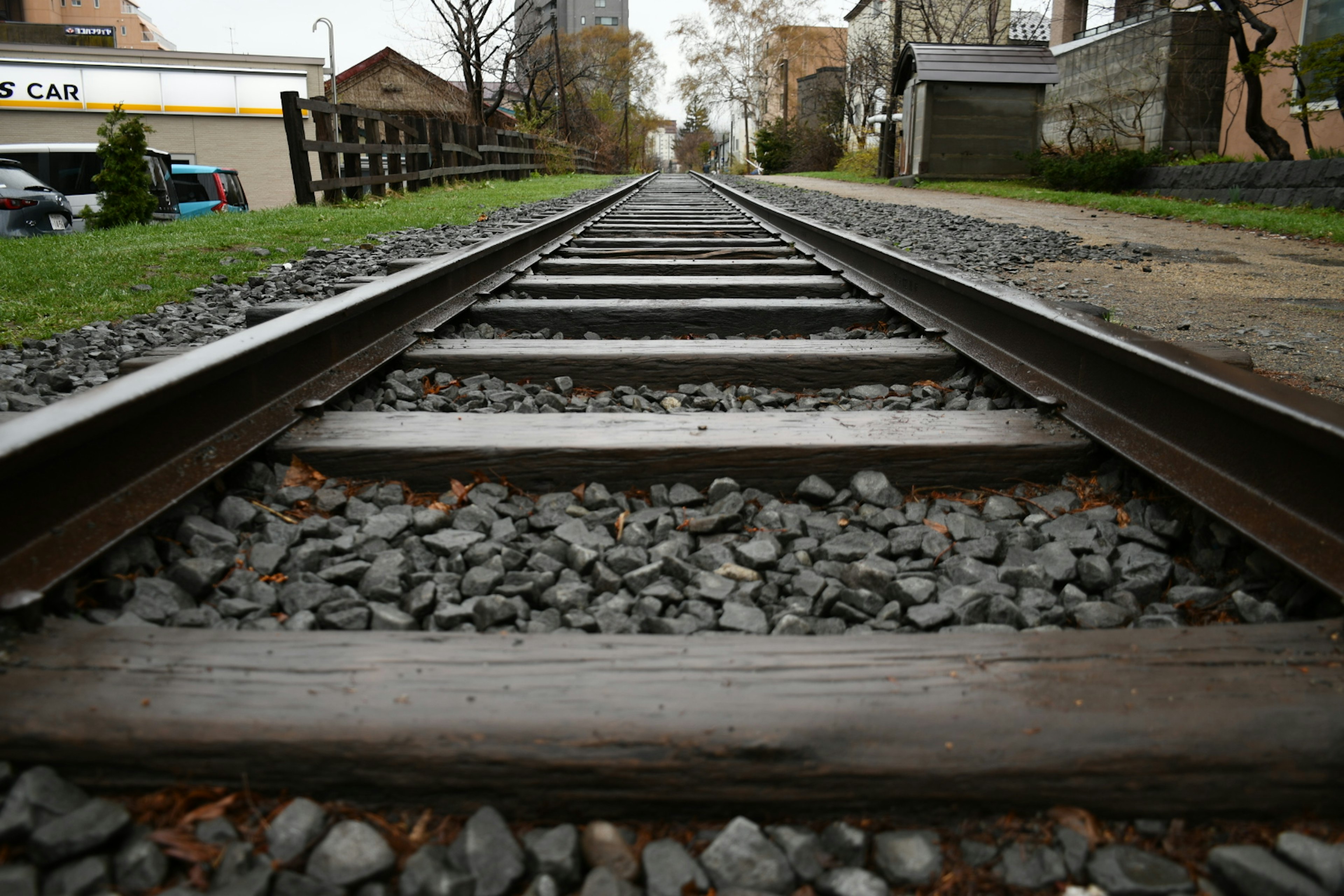 低い視点から見た鉄道のレールと石の道