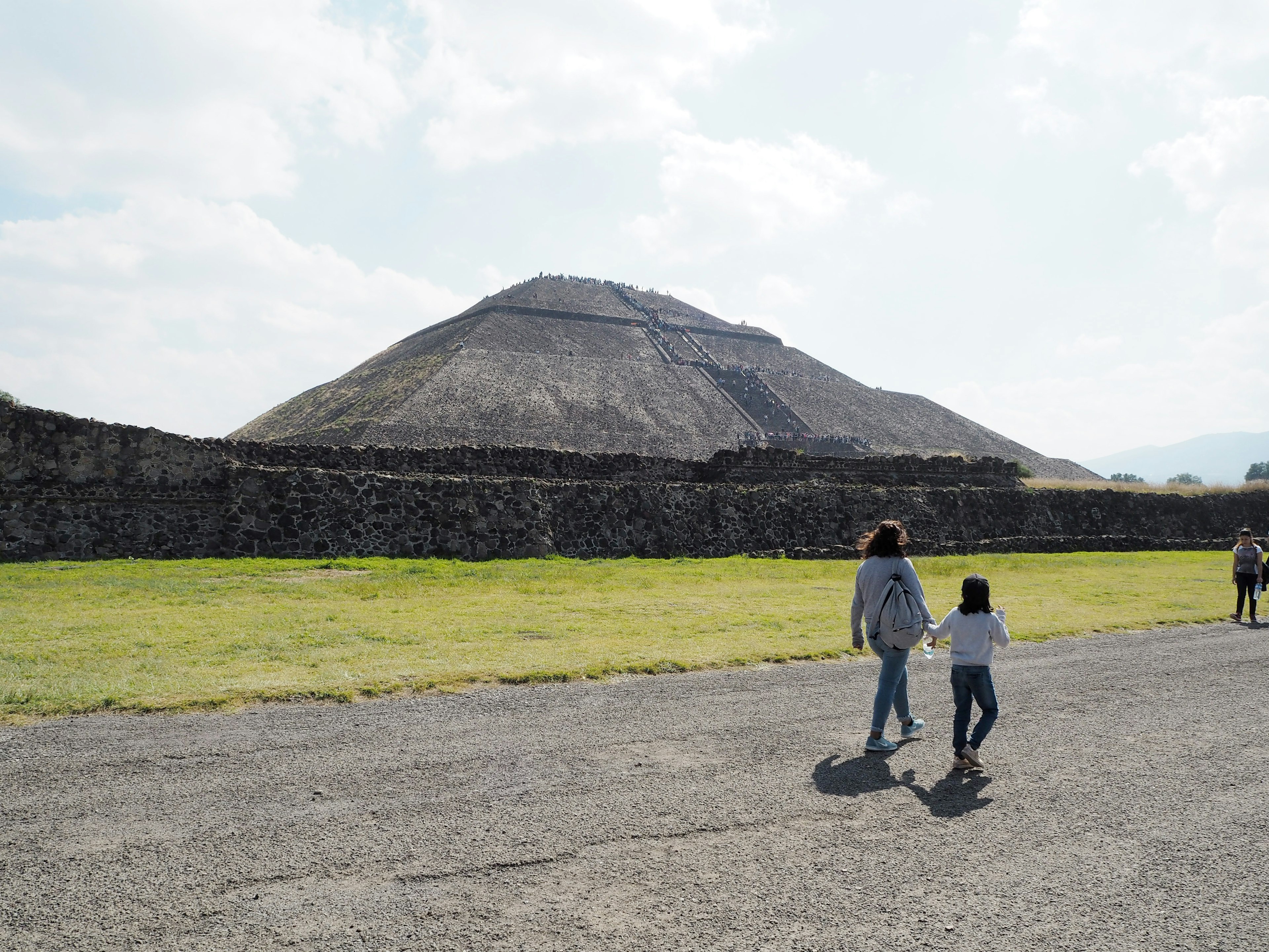 Orang-orang berjalan di dekat Piramida Matahari di Teotihuacan