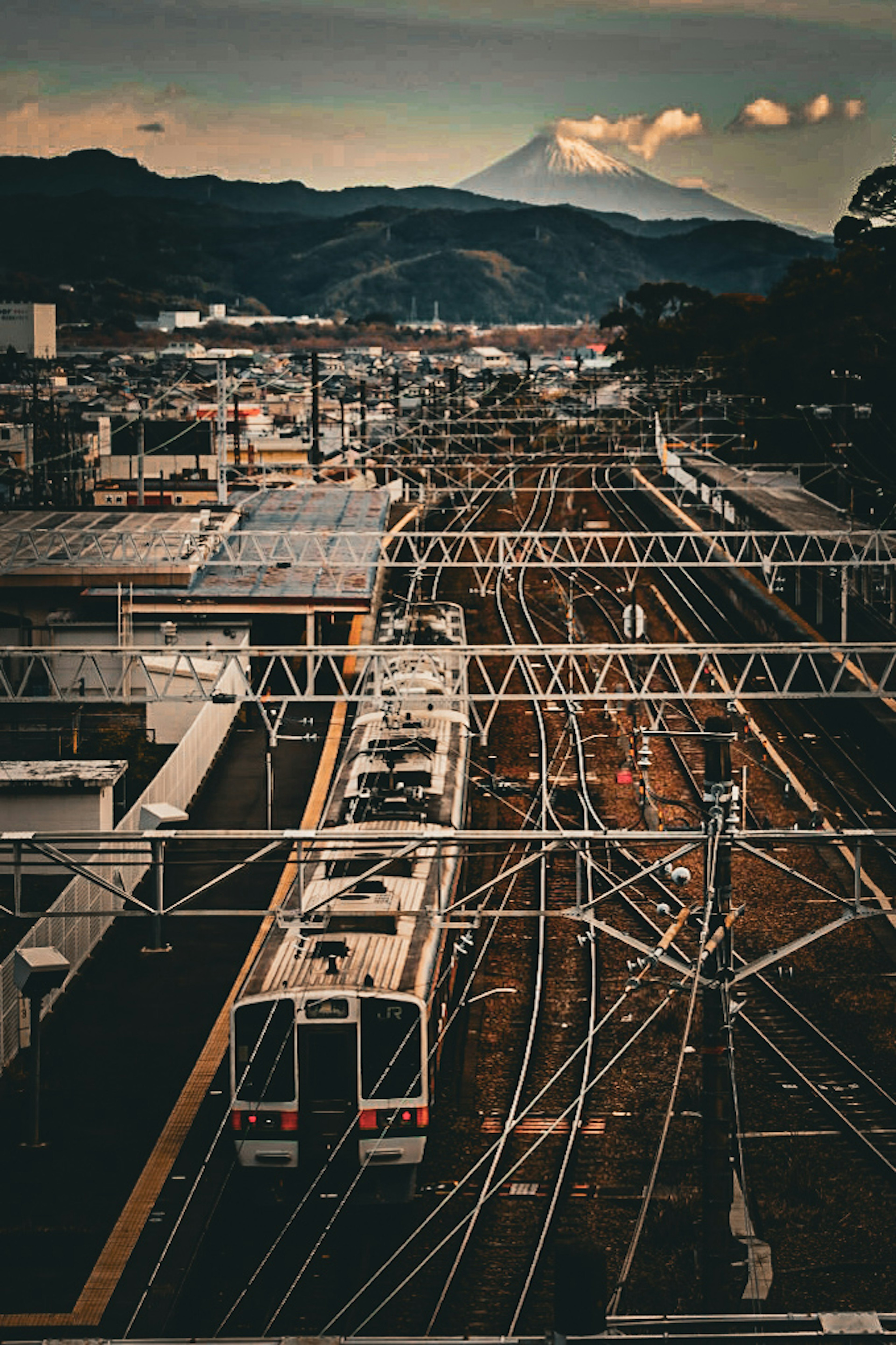 山々を背景にした鉄道と電車の風景