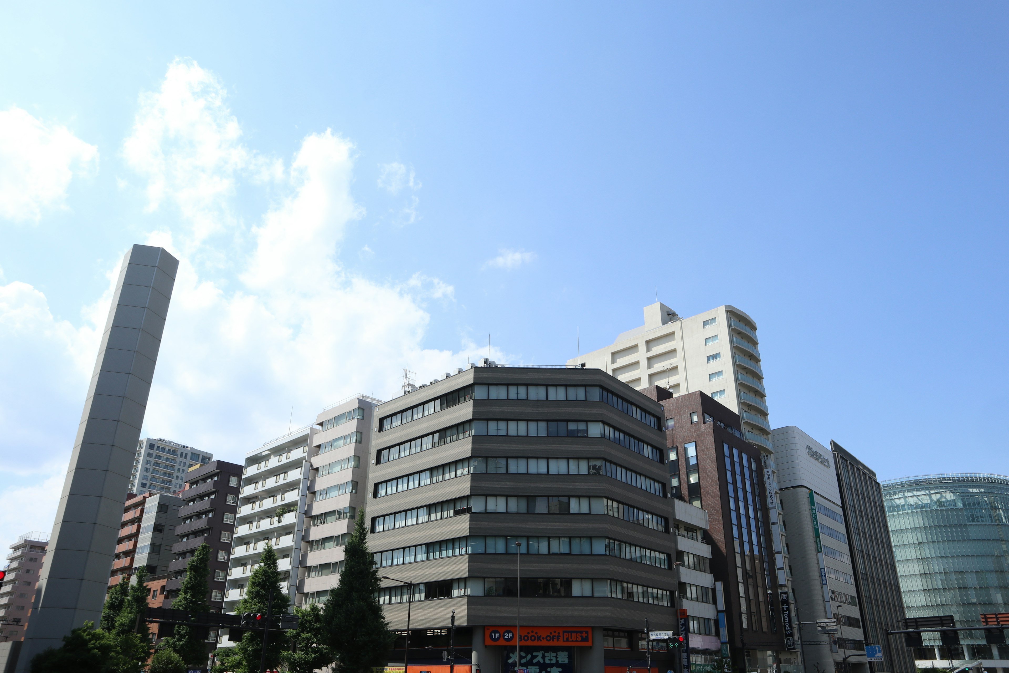 青空の下に立つ現代的なビル群の風景